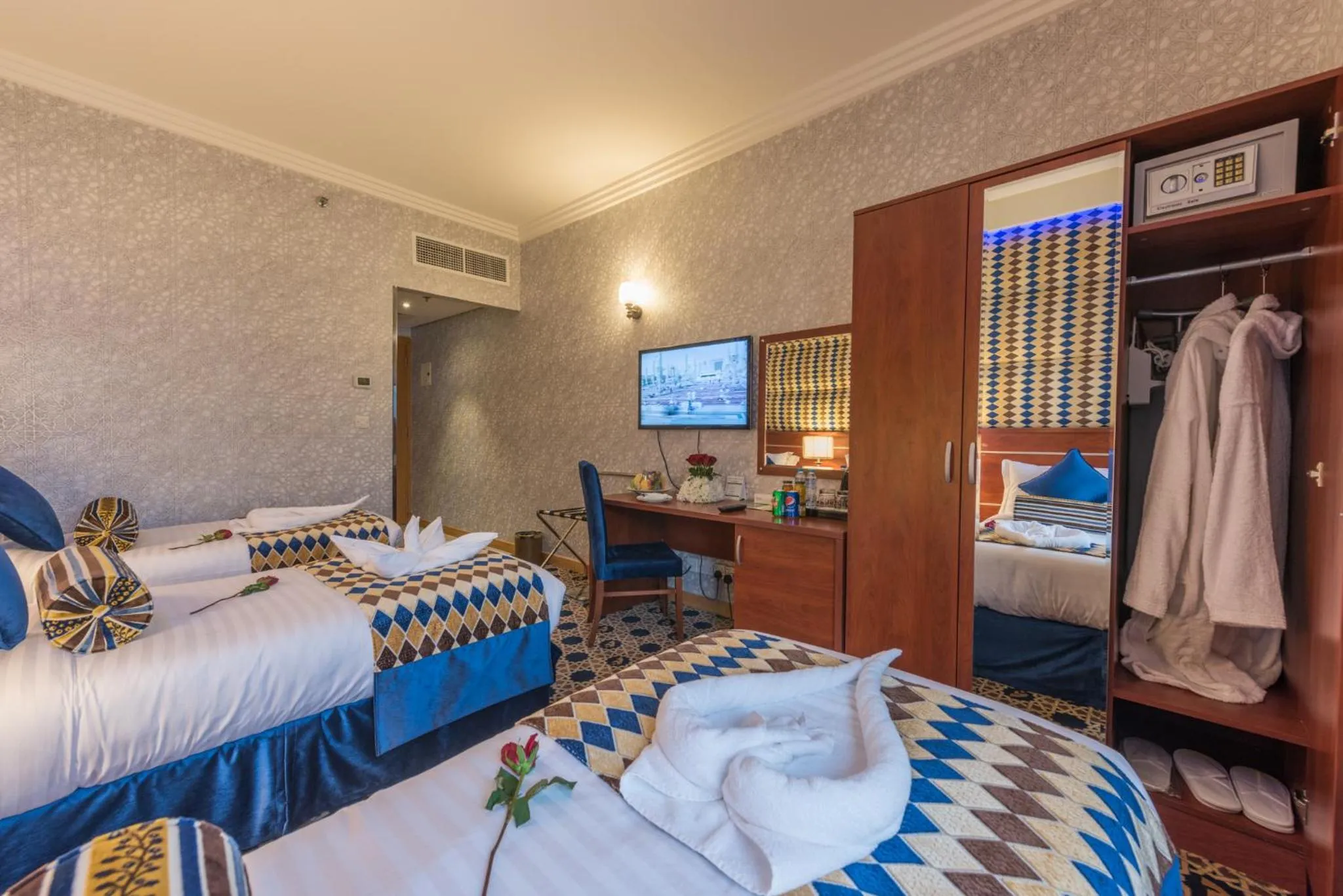 Living room, Bed in Nusk Al Madinah