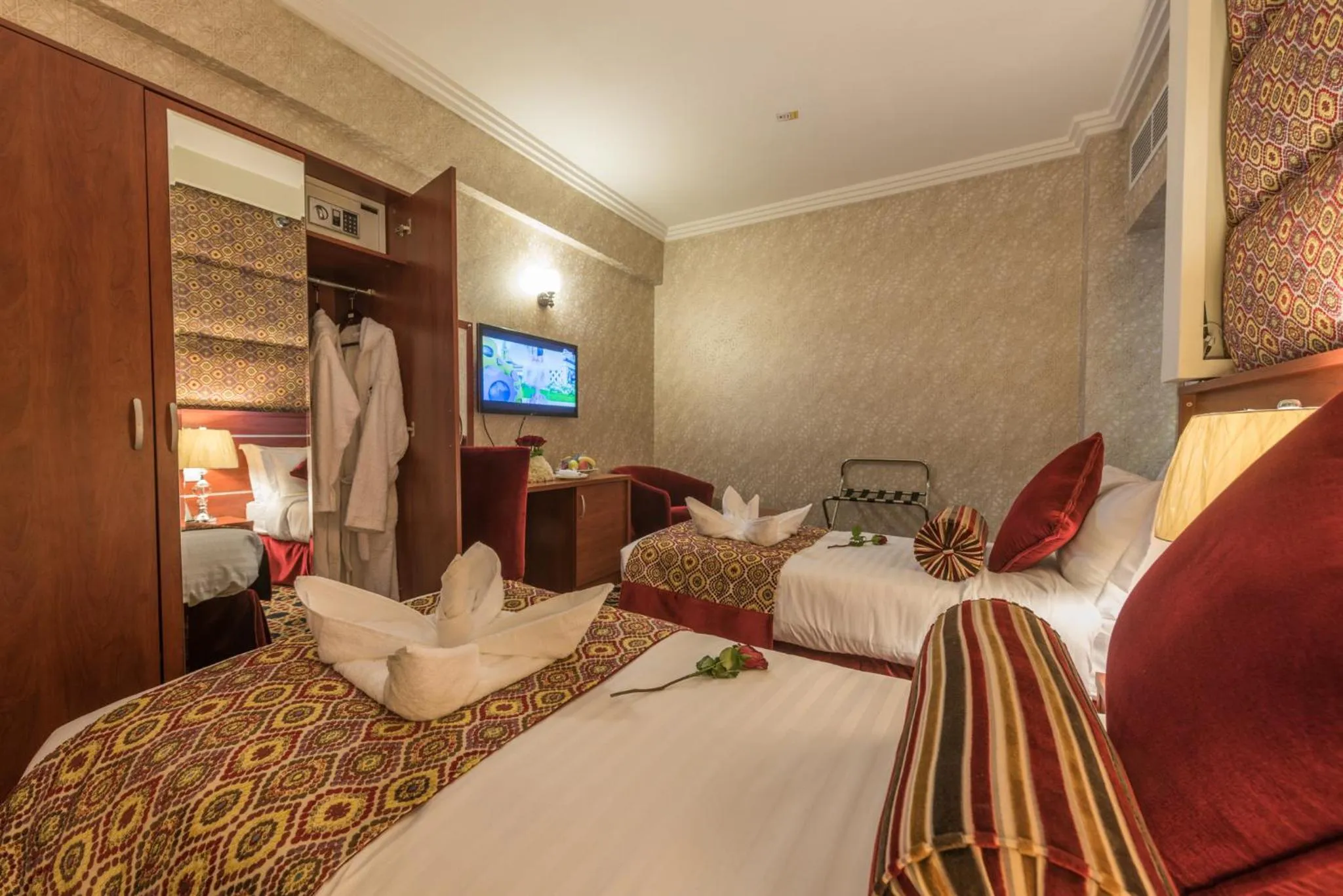 Living room, Bed in Nusk Al Madinah