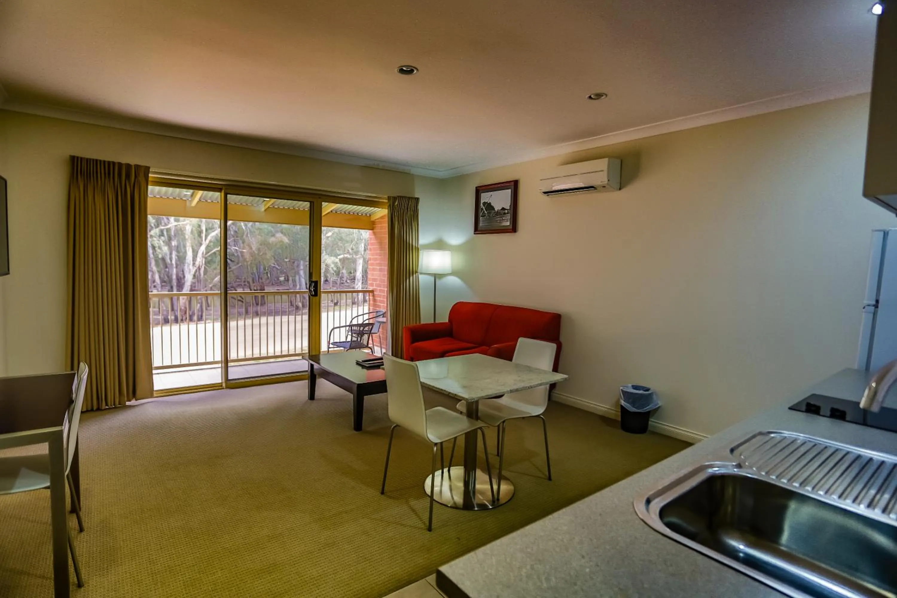 Living room in Murray Waters Motor Inn & Apartments