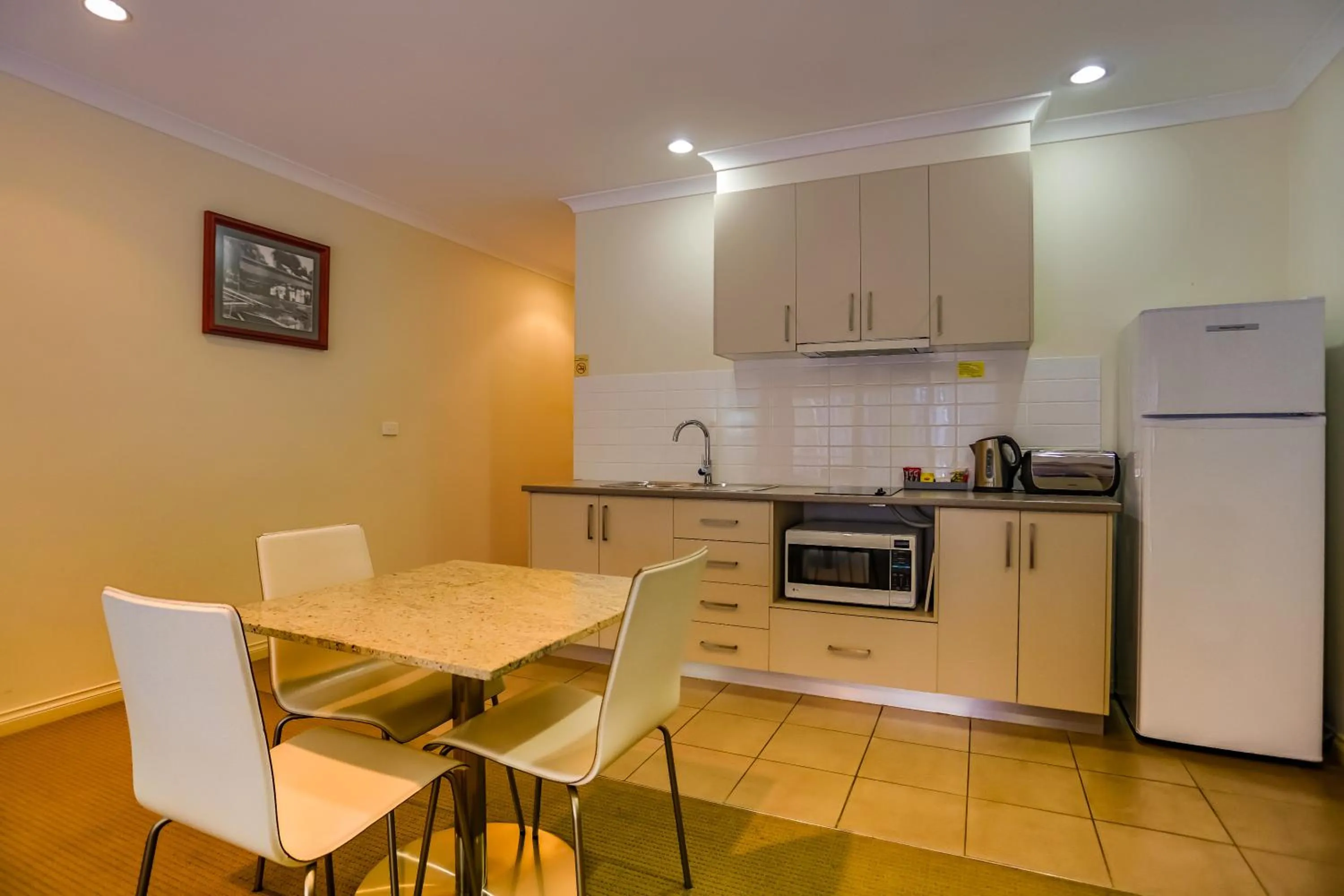 Kitchen or kitchenette in Murray Waters Motor Inn & Apartments