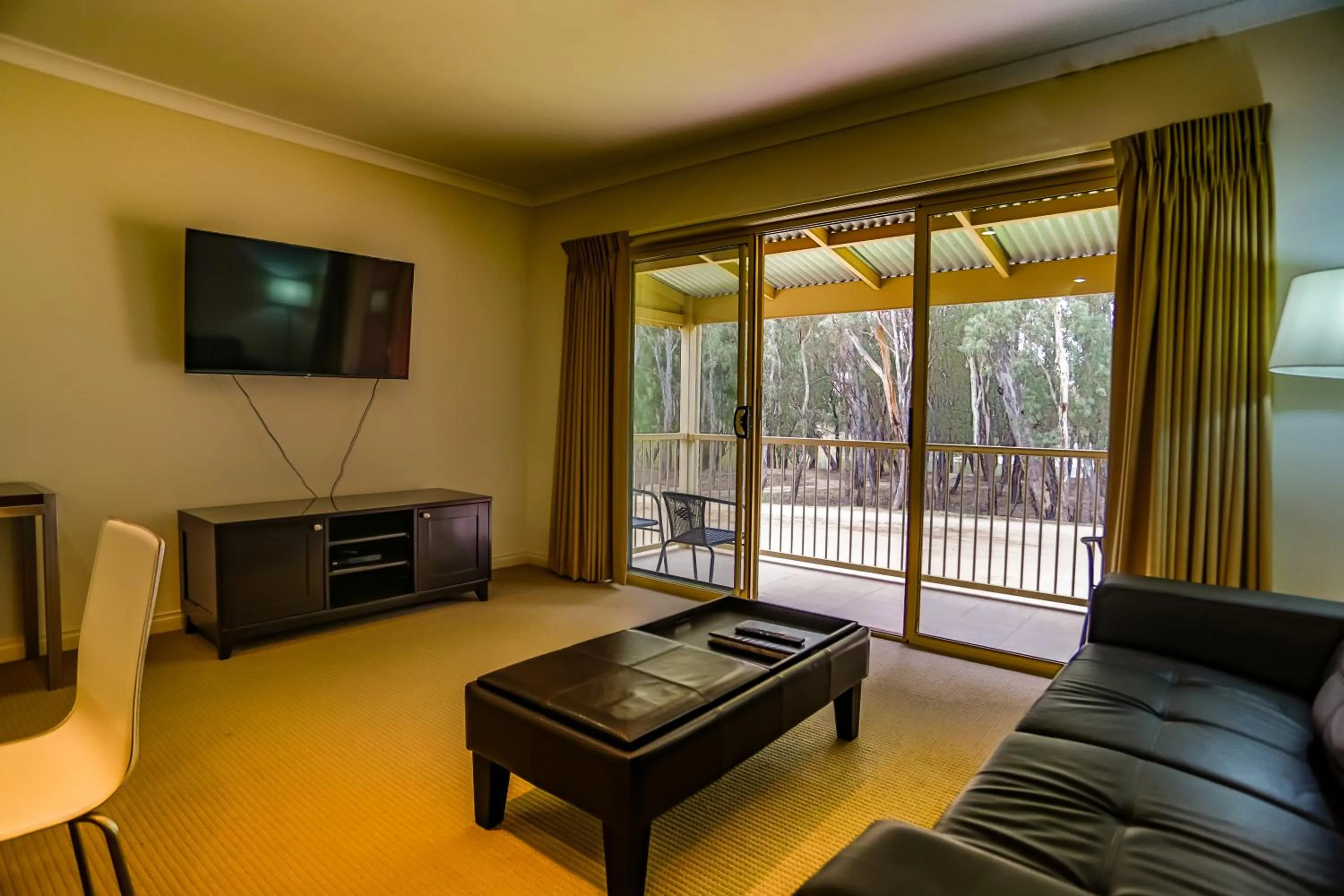 Communal lounge/ TV room in Murray Waters Motor Inn & Apartments