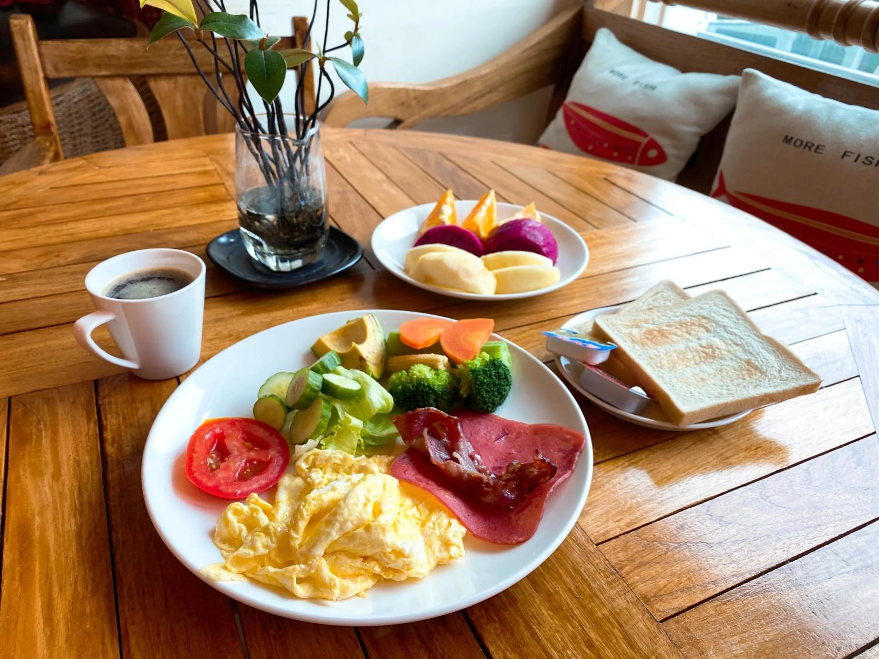 American breakfast in Mamalulu Hostel