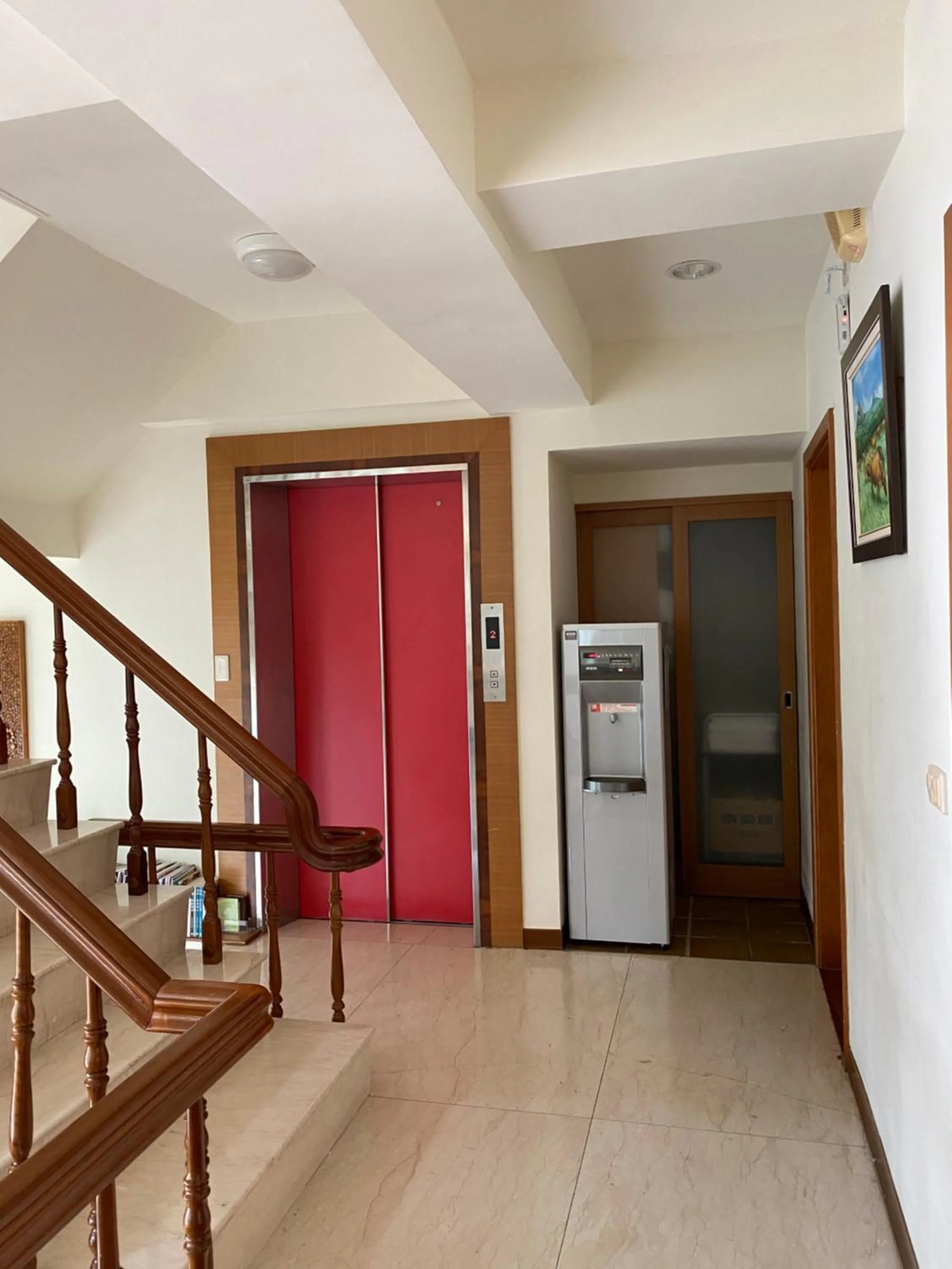 elevator in Mamalulu Hostel