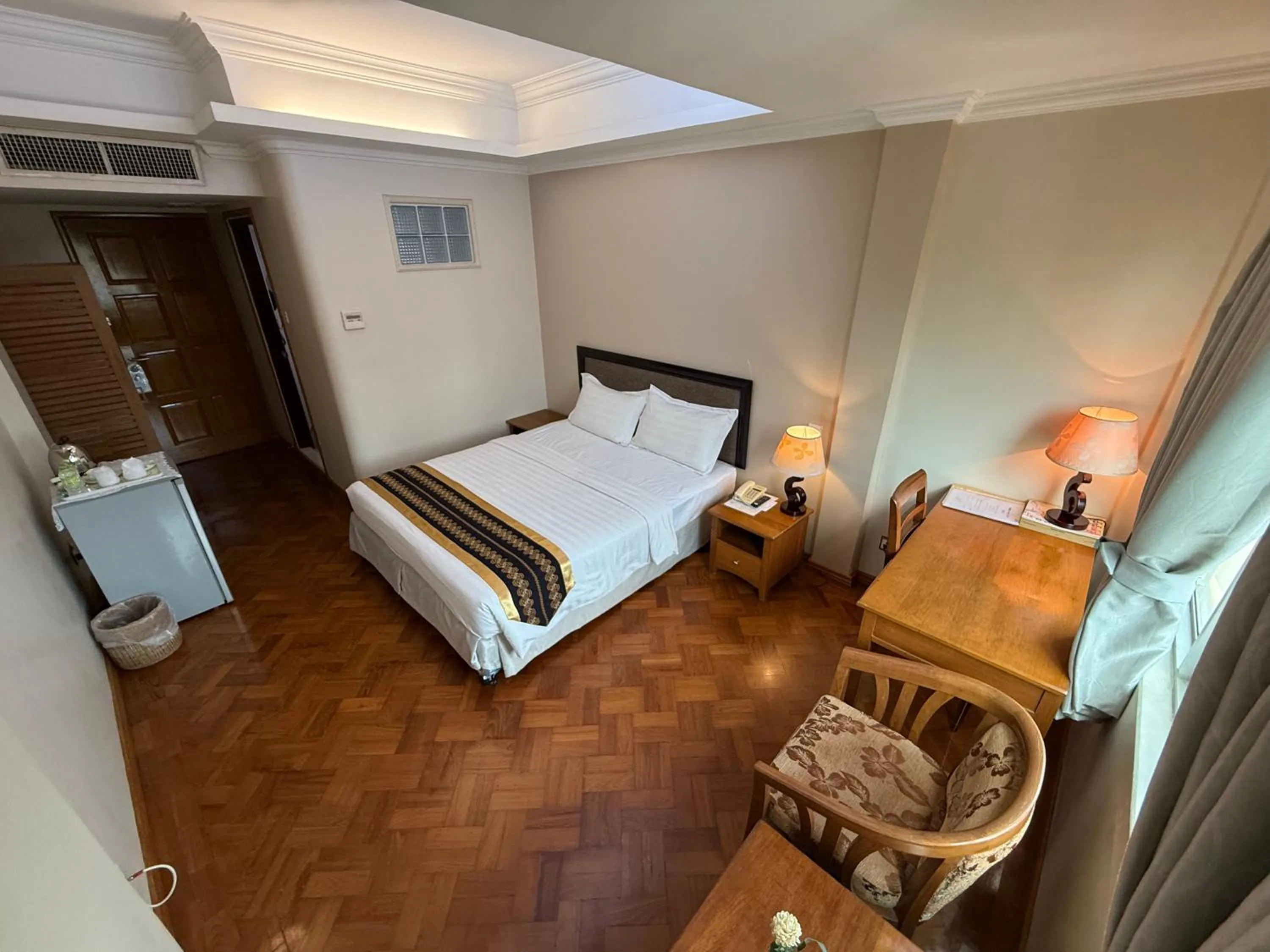 Bedroom, Bed in Grand Laurel Hotel