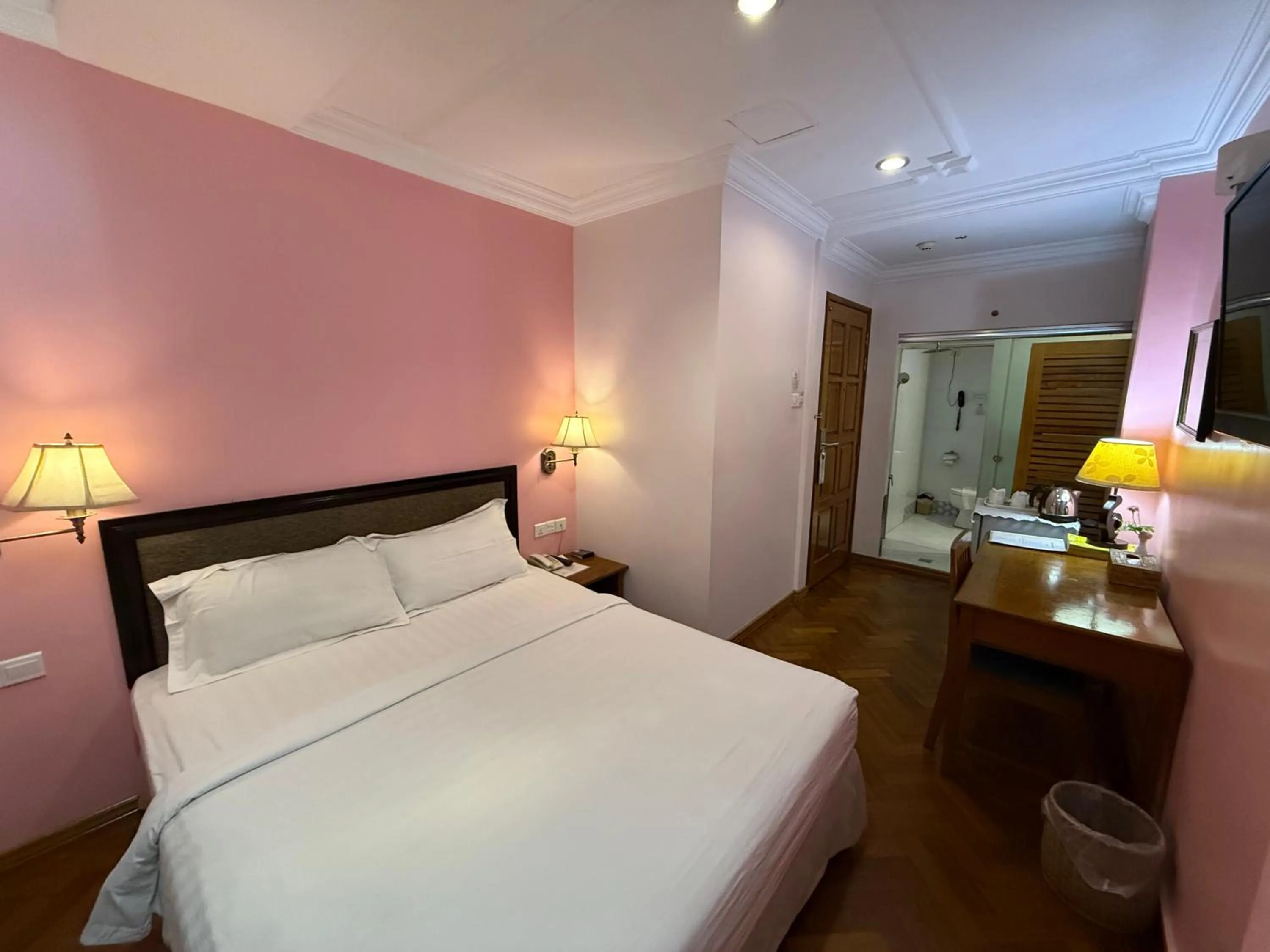 Bedroom, Bed in Grand Laurel Hotel