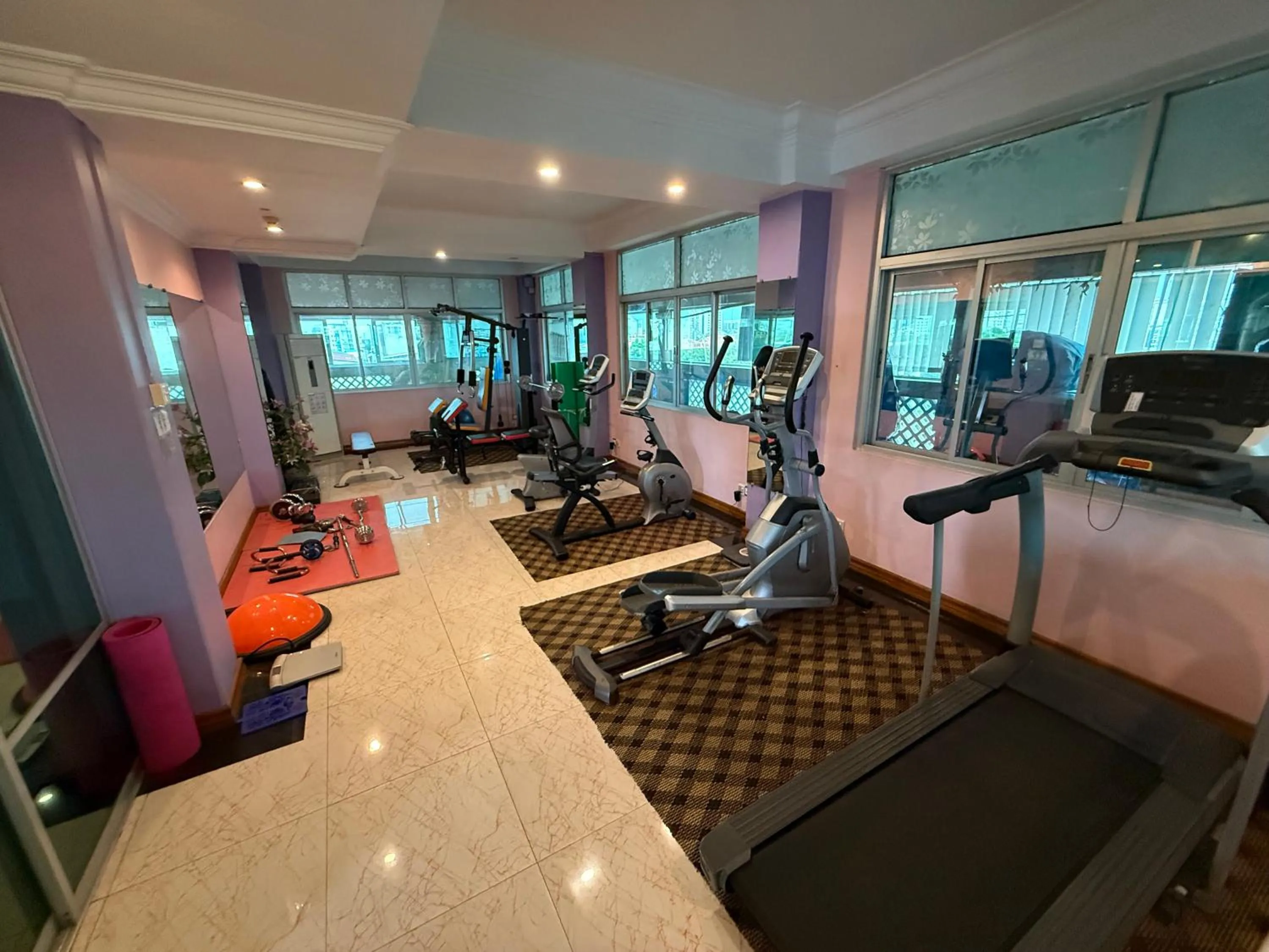 Fitness centre/facilities in Grand Laurel Hotel