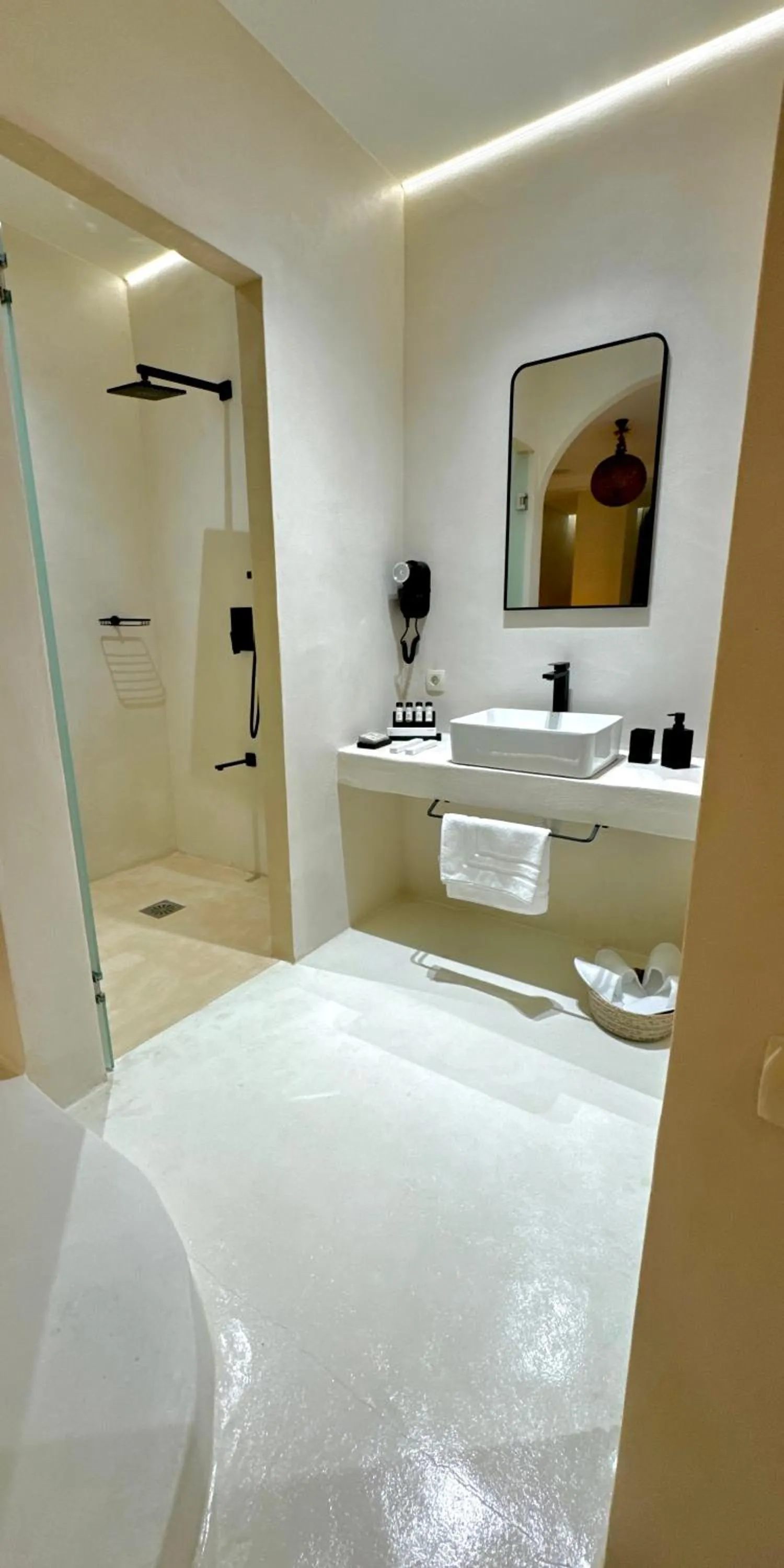 Shower in Salida Del Sol Santorini