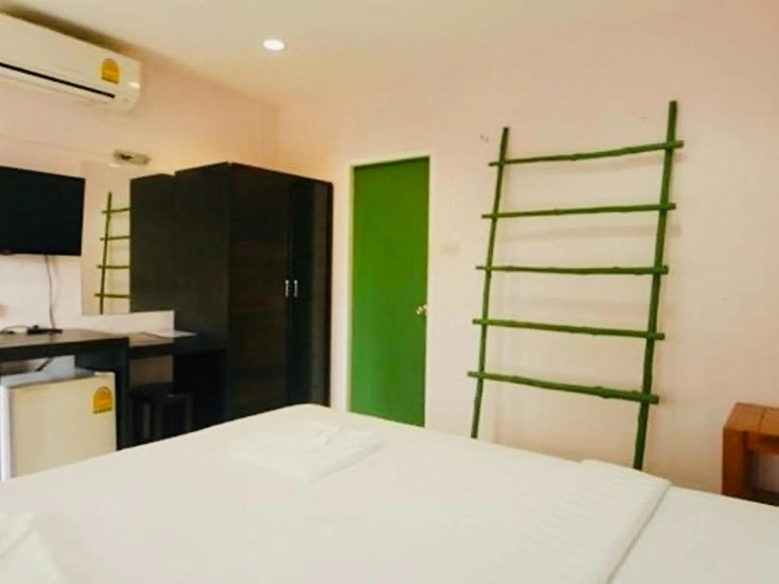 Bed in Forest Bungalows & Mama's Restaurant