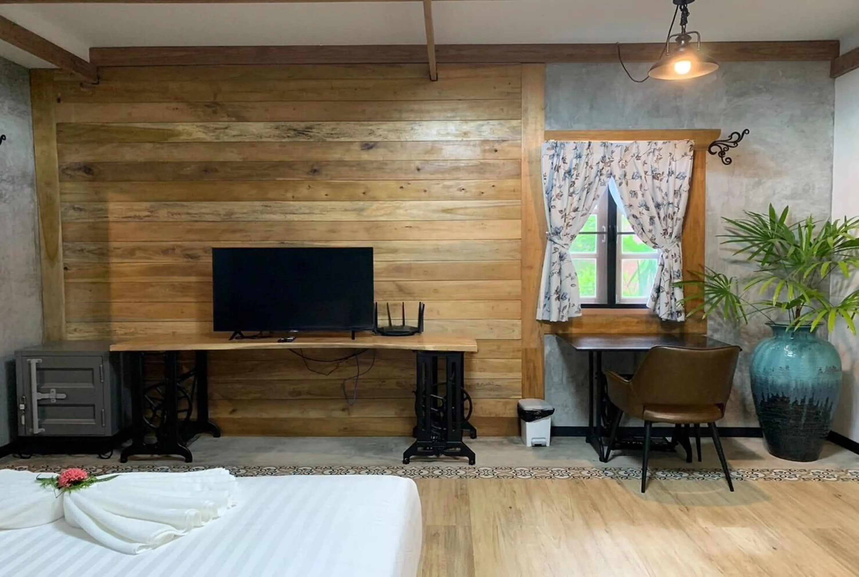 TV and multimedia in Forest Bungalows & Mama's Restaurant