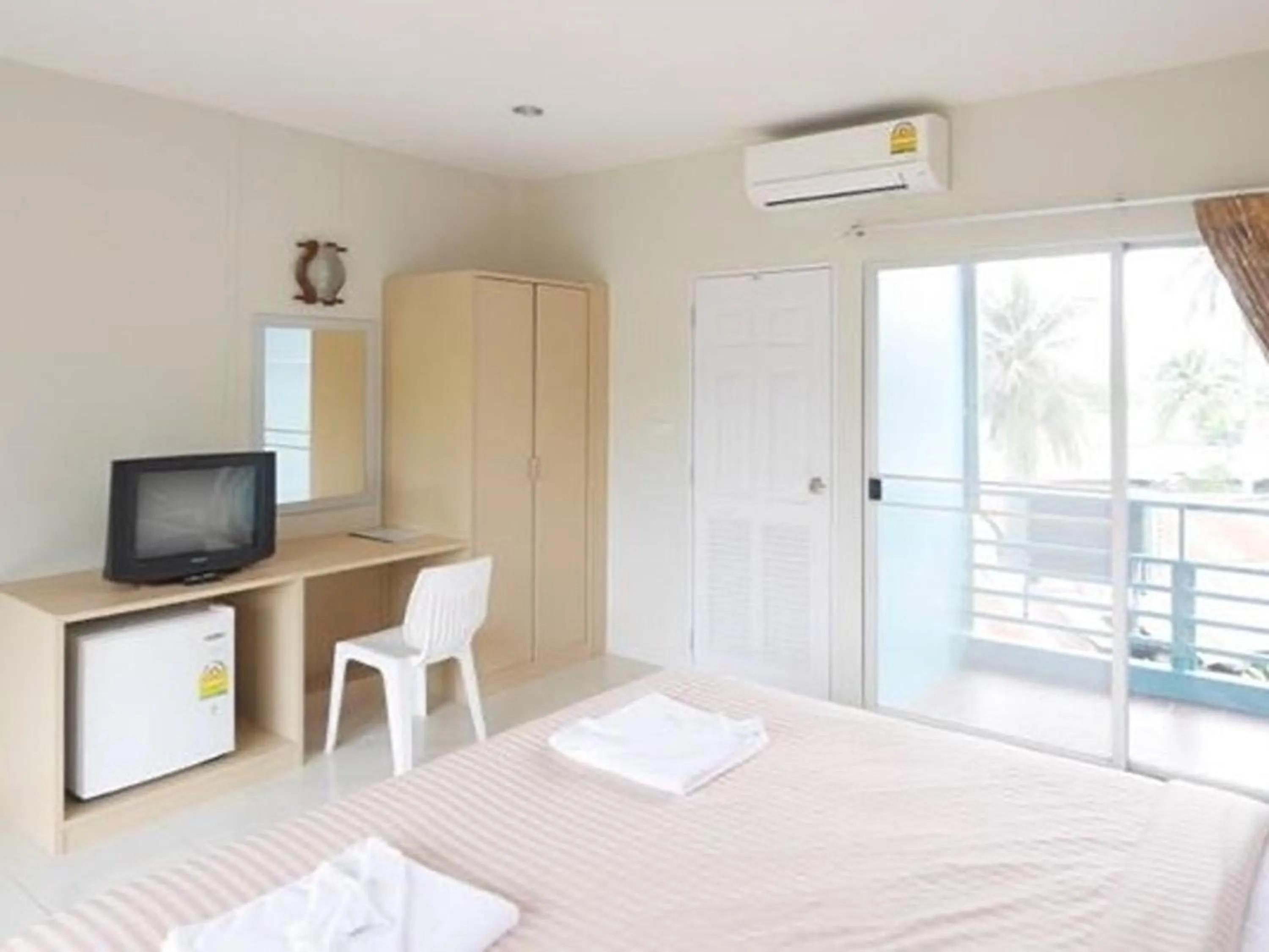 TV and multimedia, Bed in Forest Bungalows & Mama's Restaurant