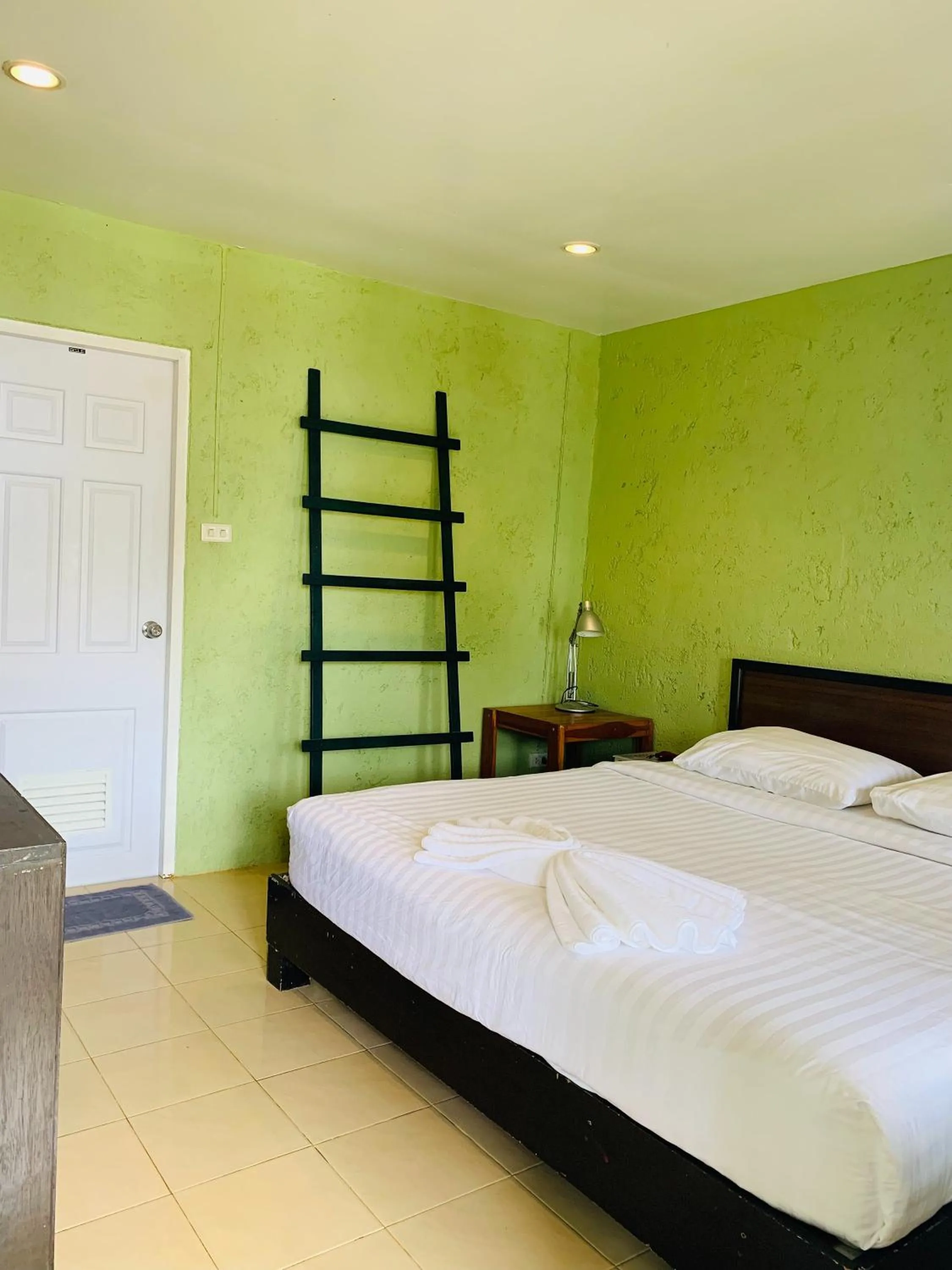 Bed in Forest Bungalows & Mama's Restaurant