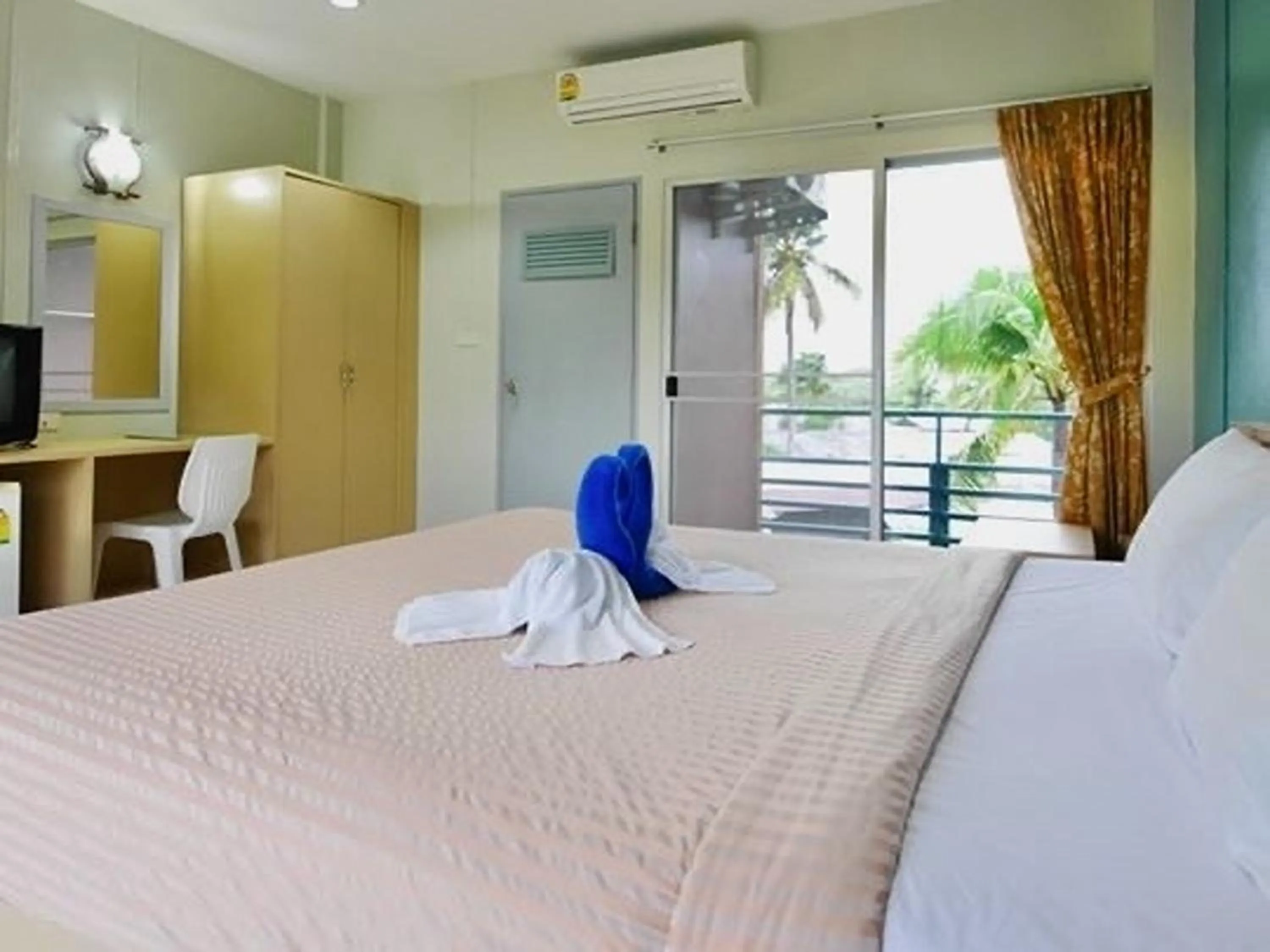 Bed in Forest Bungalows & Mama's Restaurant