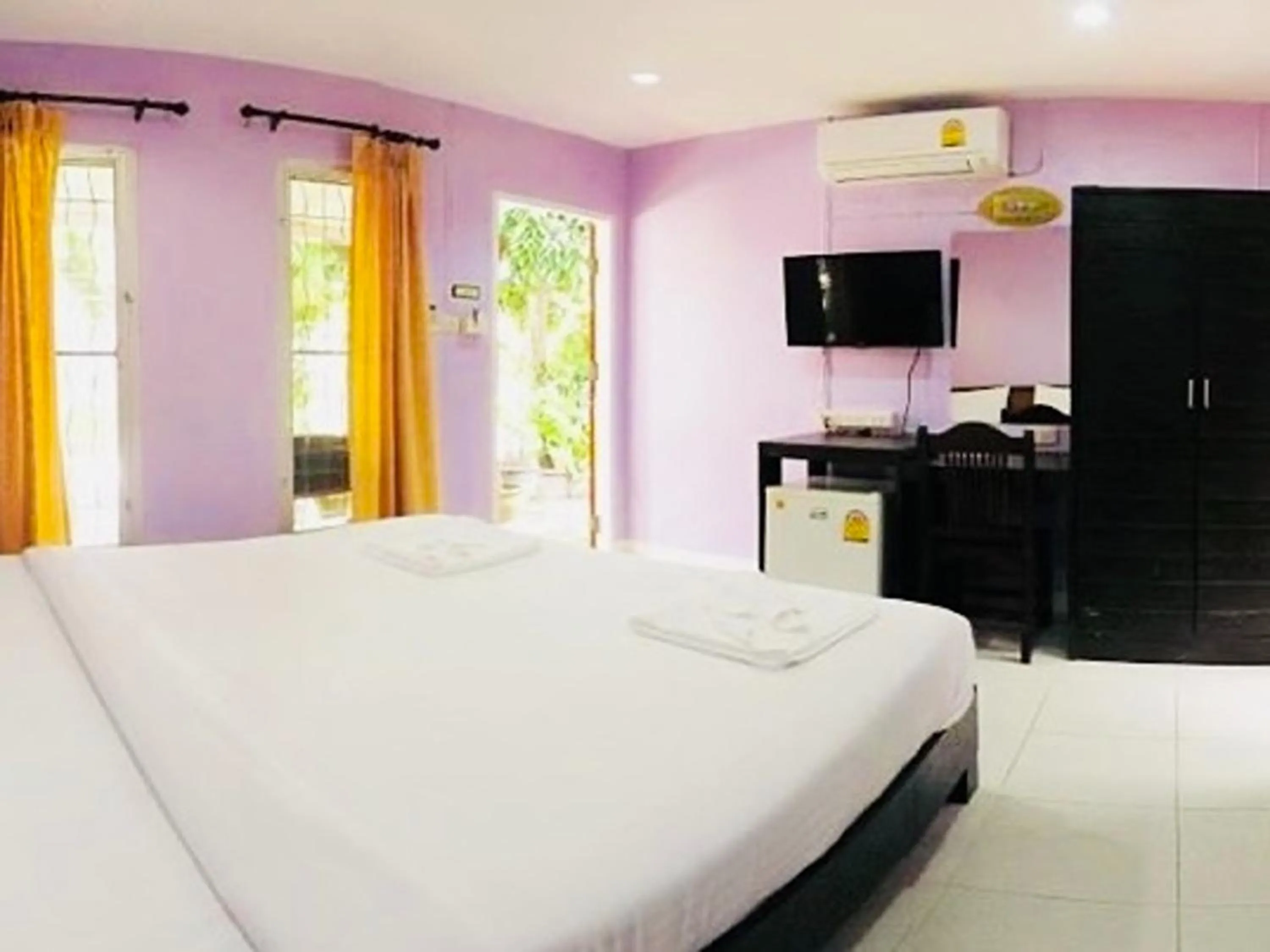 Bed in Forest Bungalows & Mama's Restaurant