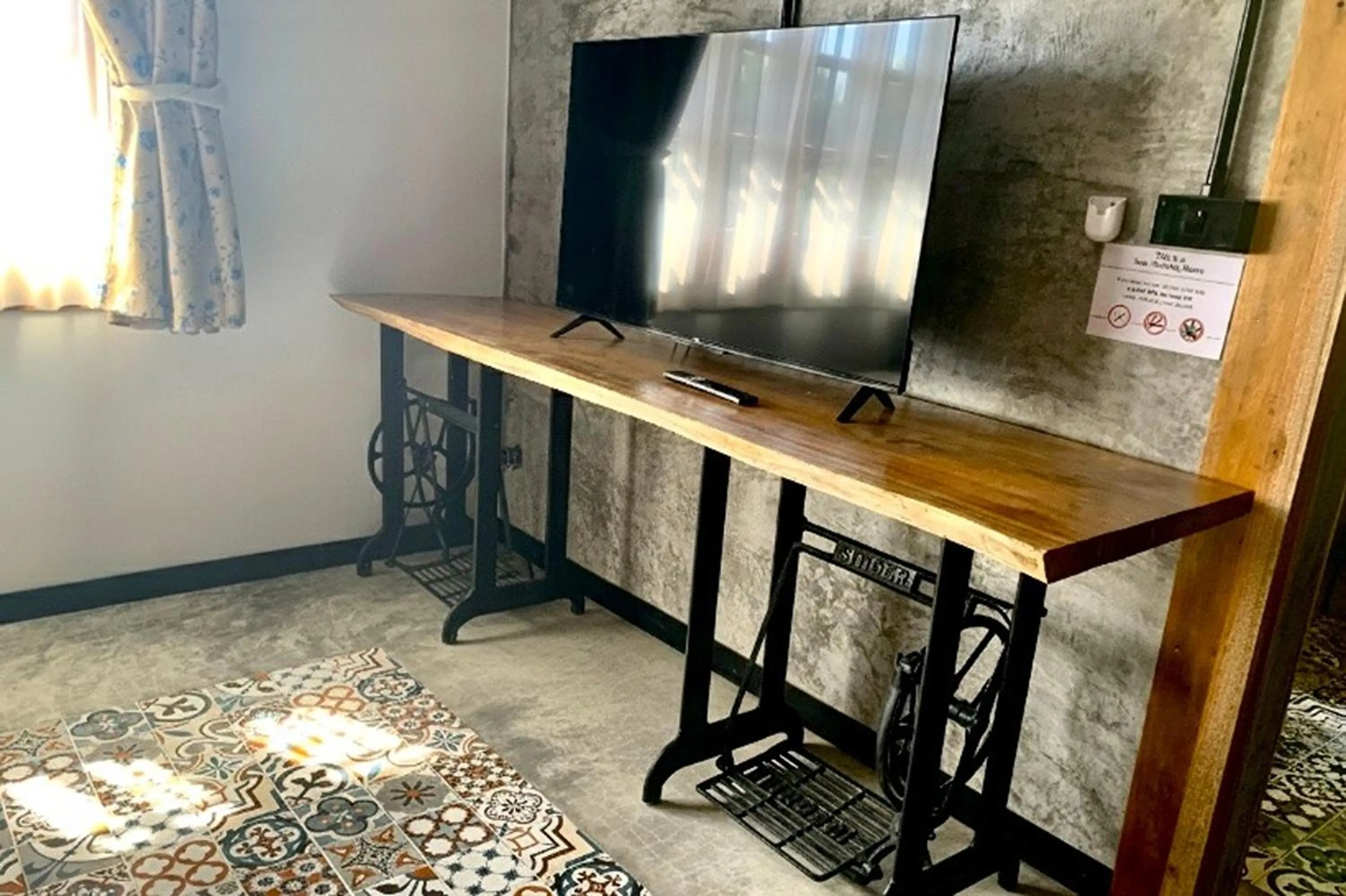 TV and multimedia in Forest Bungalows & Mama's Restaurant