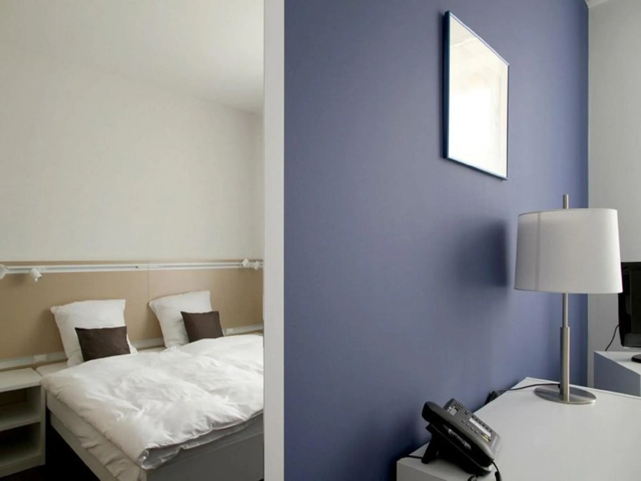 Photo of the whole room, Bed in Auberge de Prangins