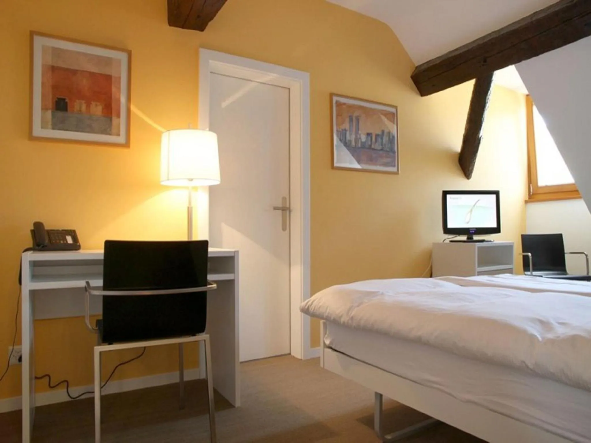 Photo of the whole room, Bed in Auberge de Prangins