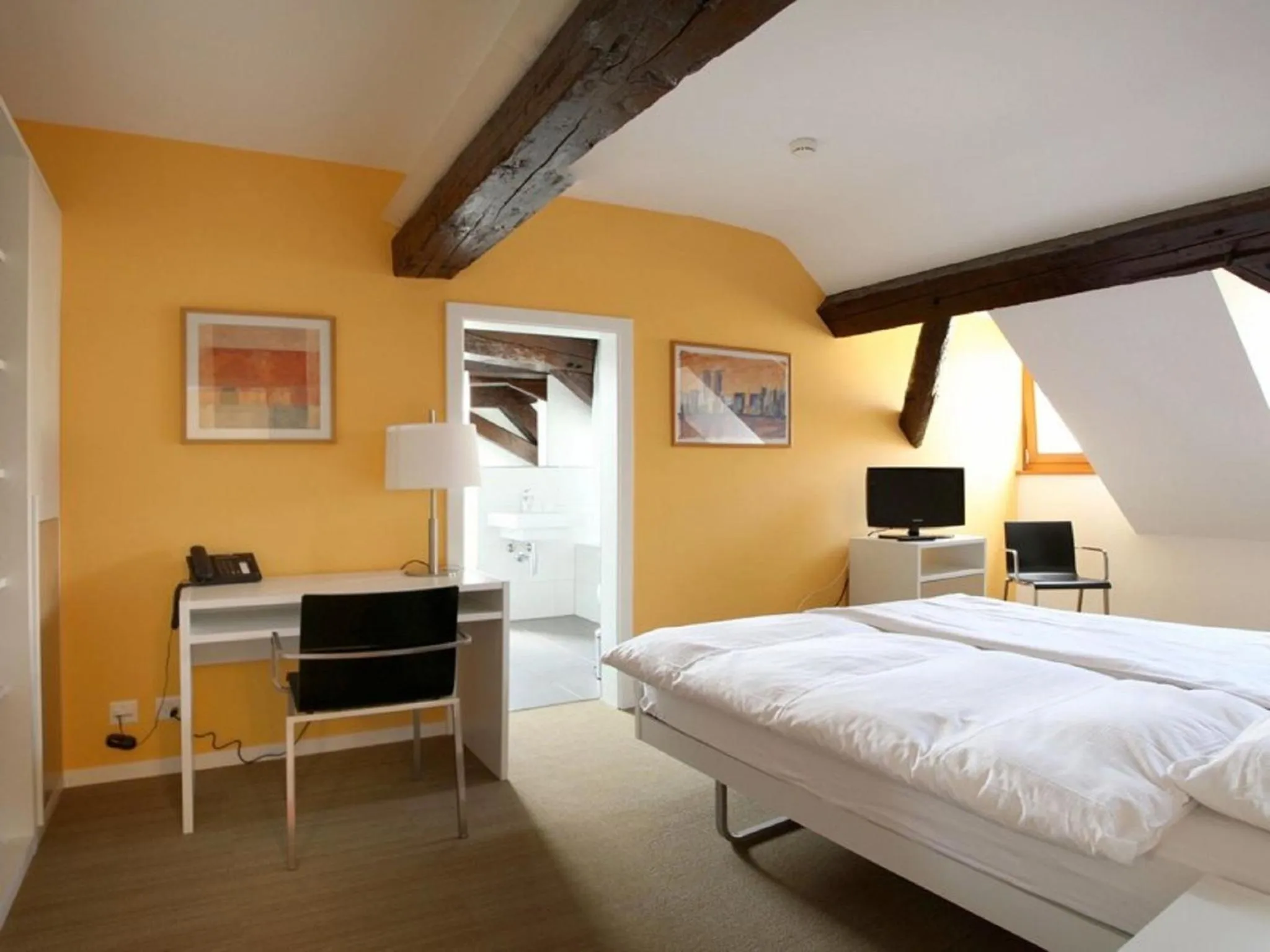 Photo of the whole room, Bed in Auberge de Prangins