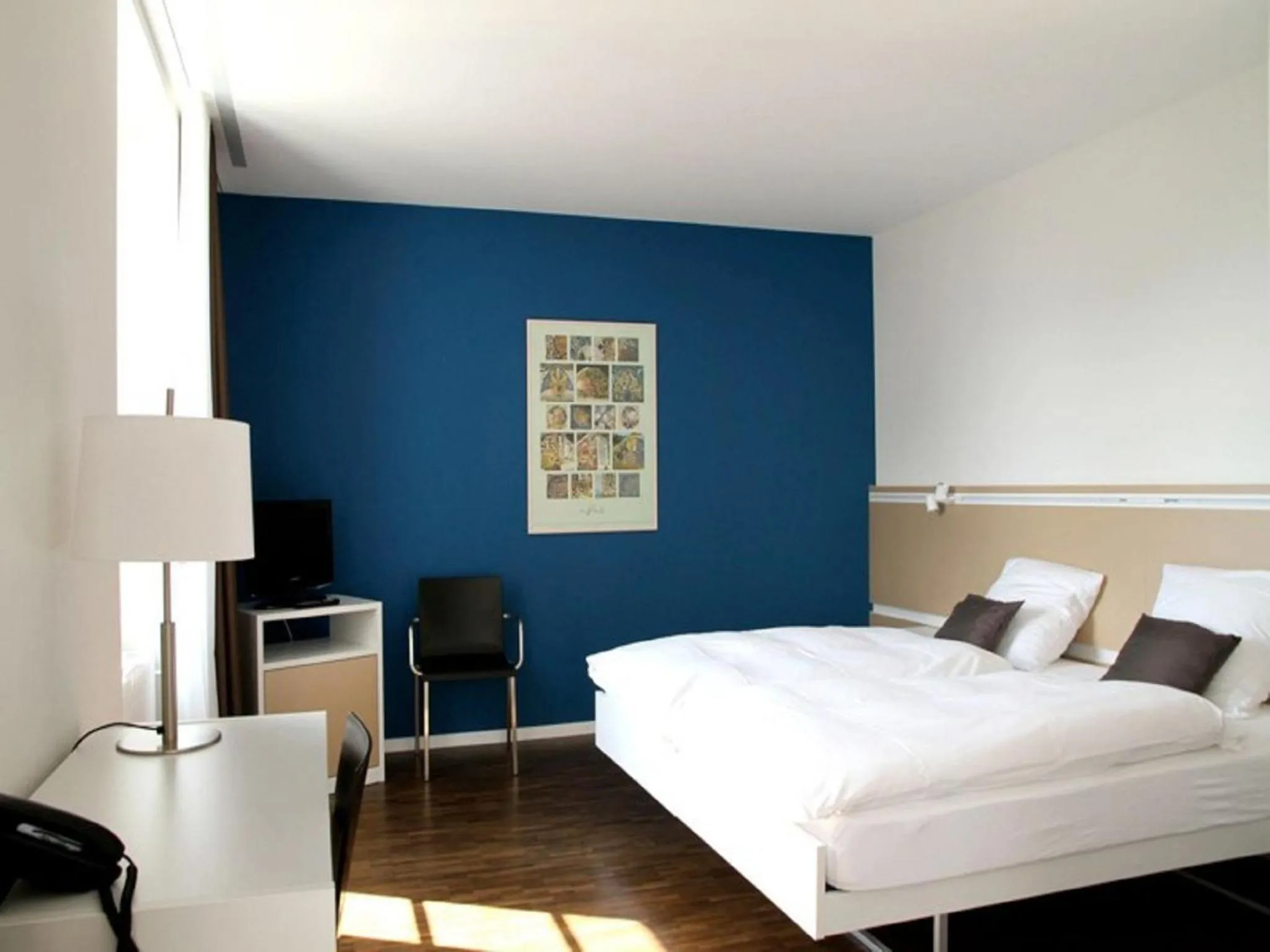 Photo of the whole room, Bed in Auberge de Prangins