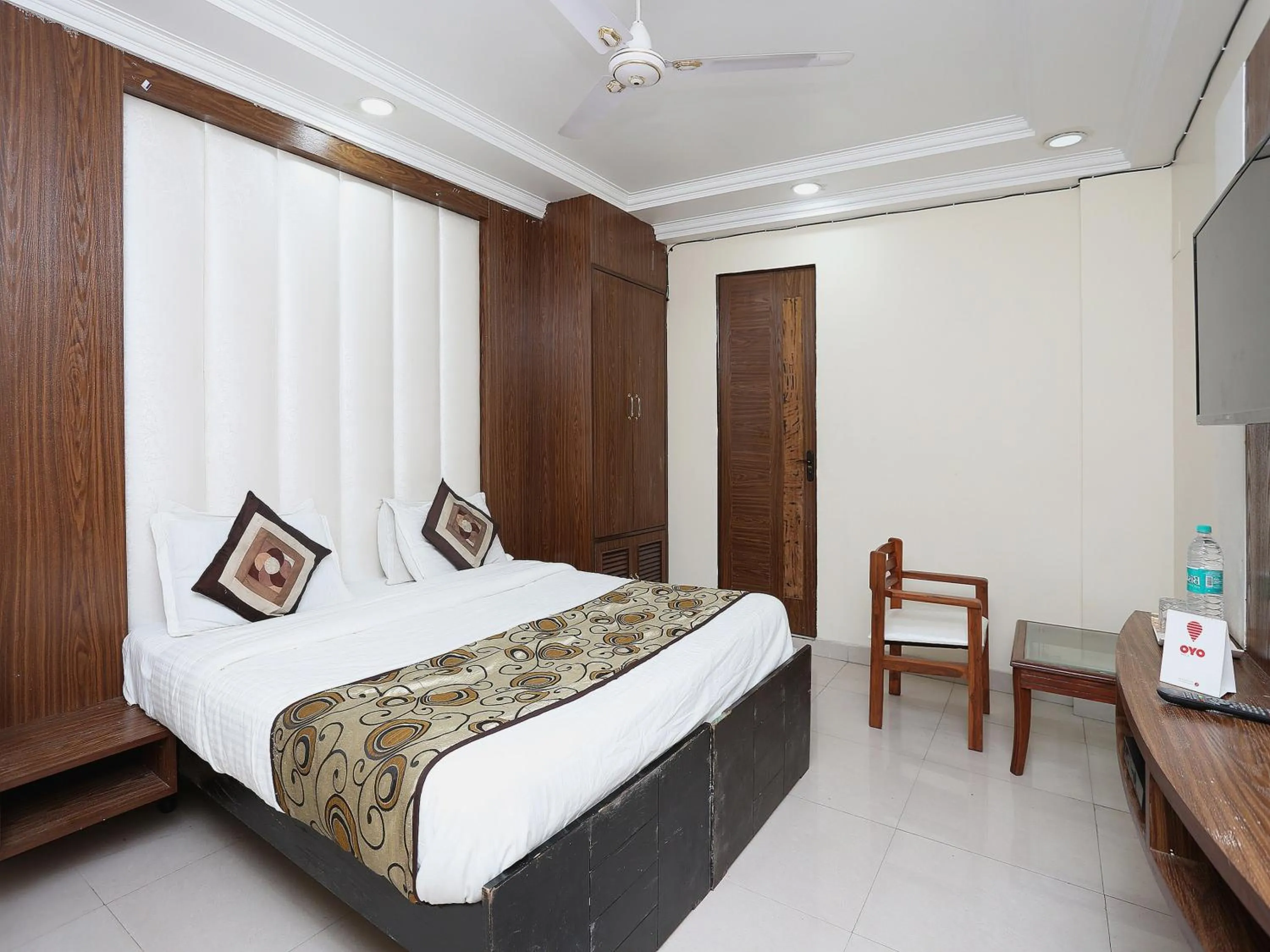 Facade/entrance, Bed in Hotel O F FIVE