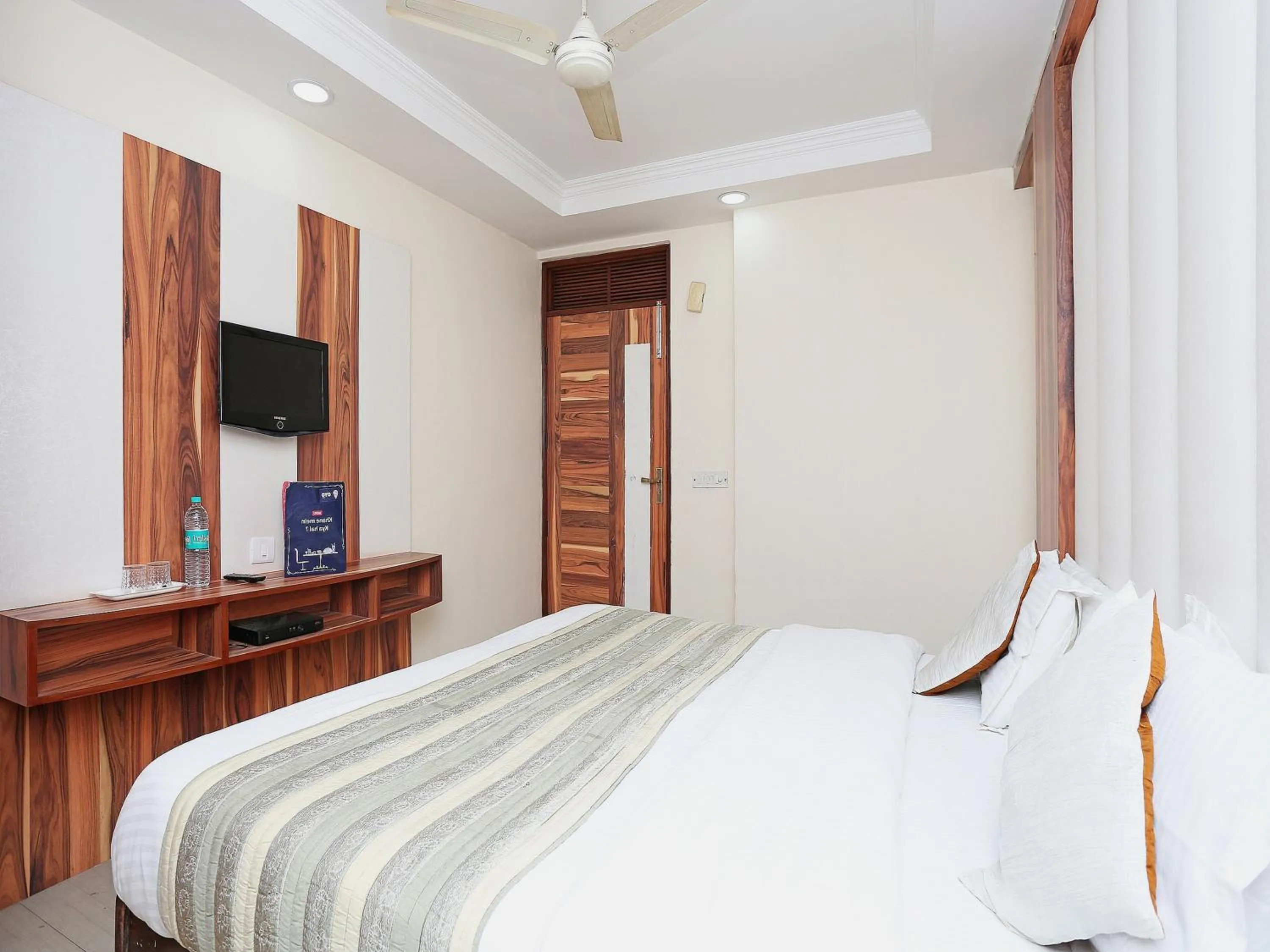 Facade/entrance, Bed in Hotel O F FIVE