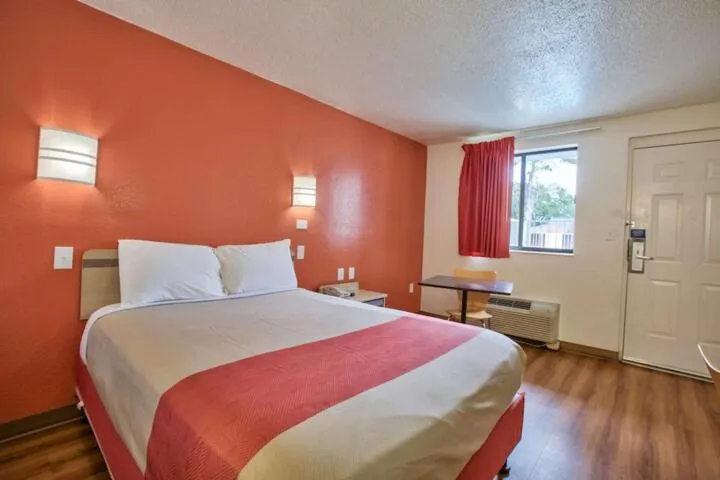 Bed in Loyalty Inn Tallahassee