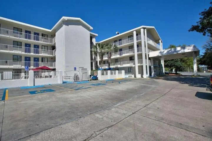 Property building in Loyalty Inn Tallahassee