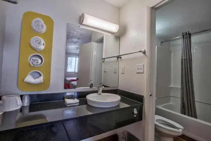 Standard Quadruple Room in Loyalty Inn Tallahassee Standard Quadruple Room in Loyalty Inn Tallahassee