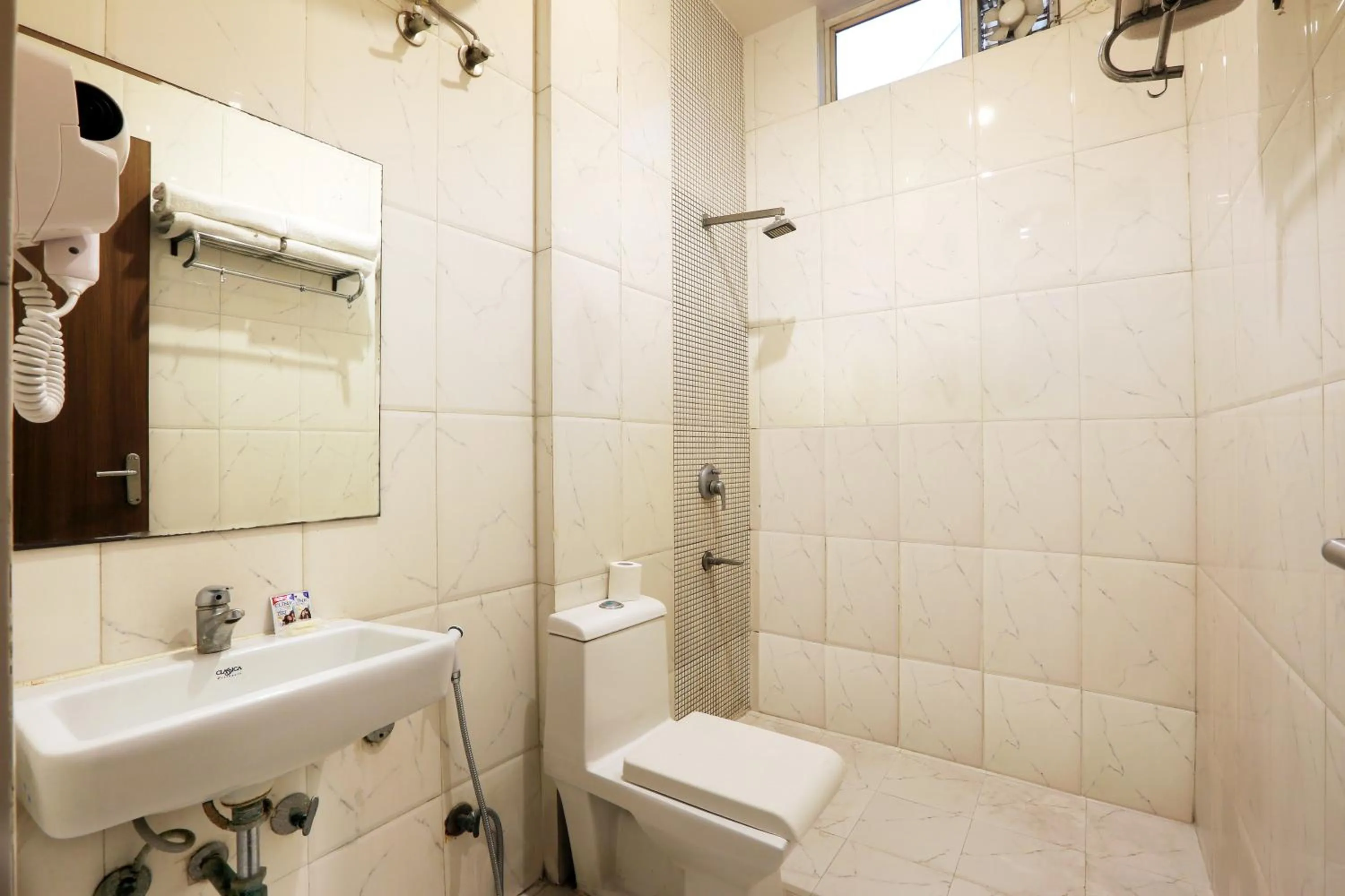 Toilet in Airport Hotel Chanakya