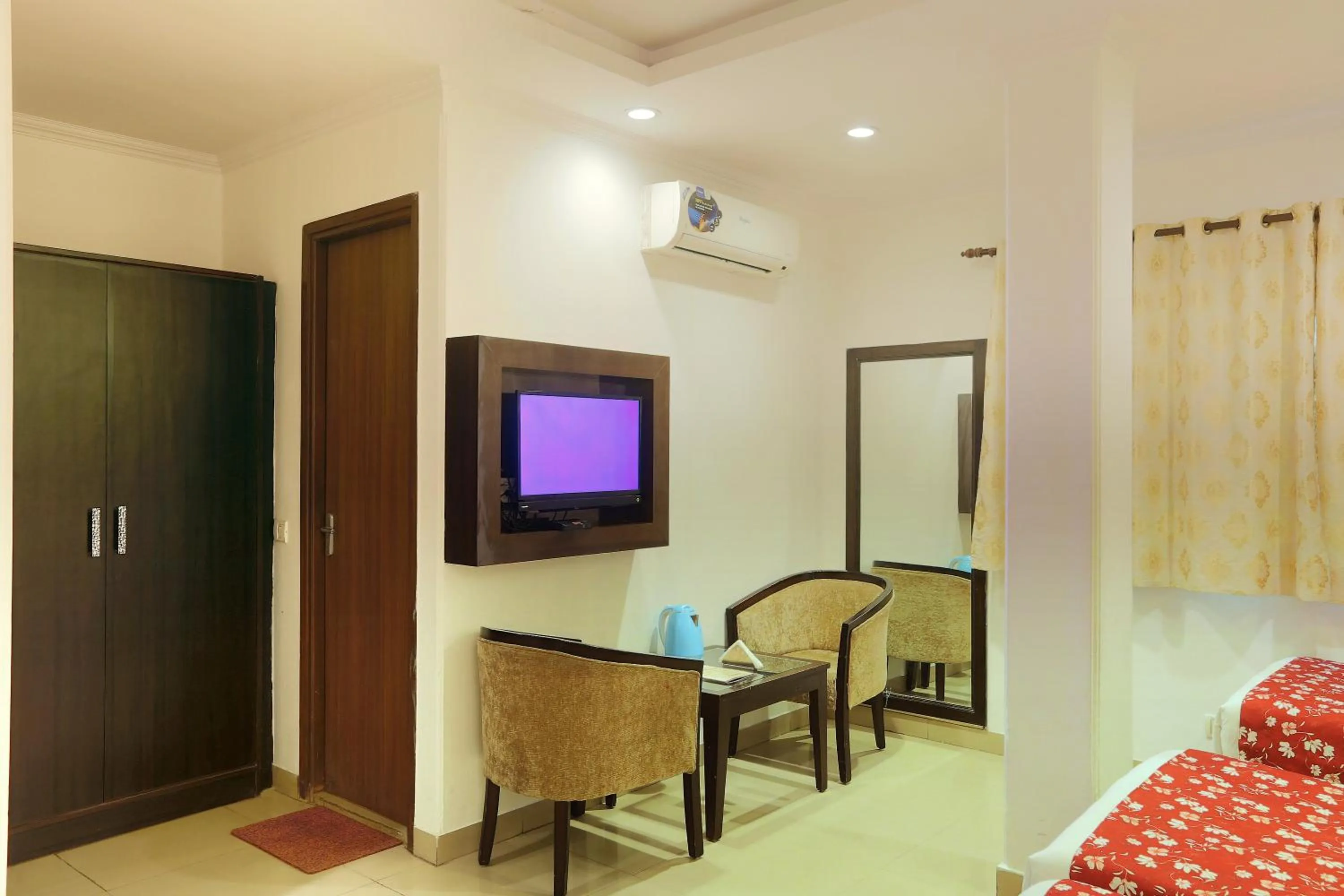 Bed in Airport Hotel Chanakya