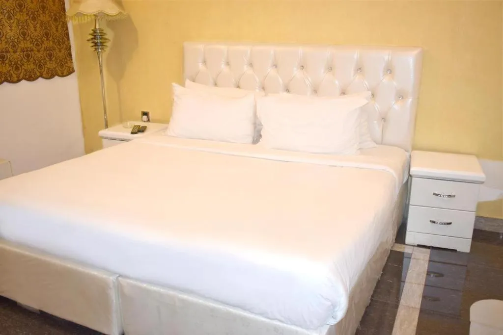 Bed in Hotel Leaders Plaza Salmiya