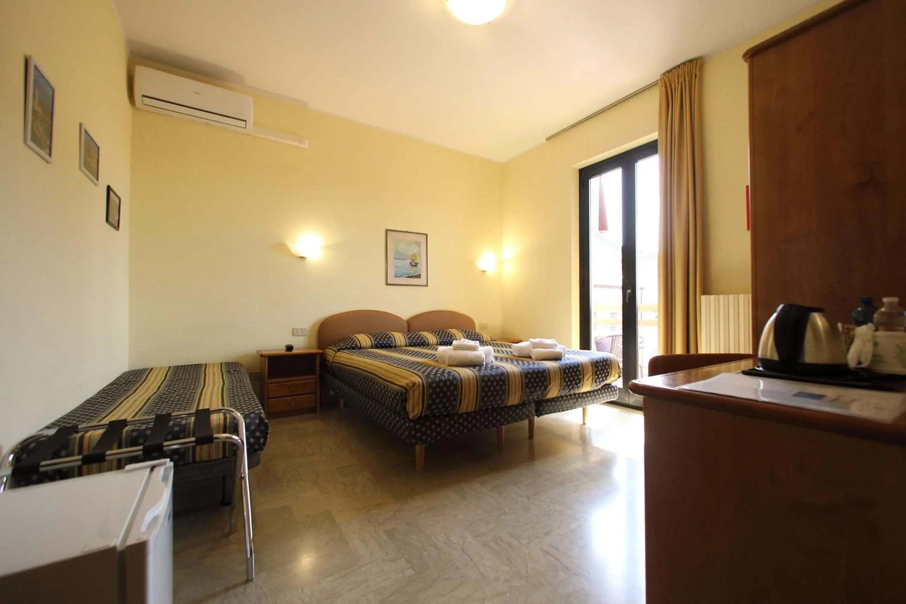 Double Room with Extra Bed in Hotel Primavera Double Room with Extra Bed in Hotel Primavera