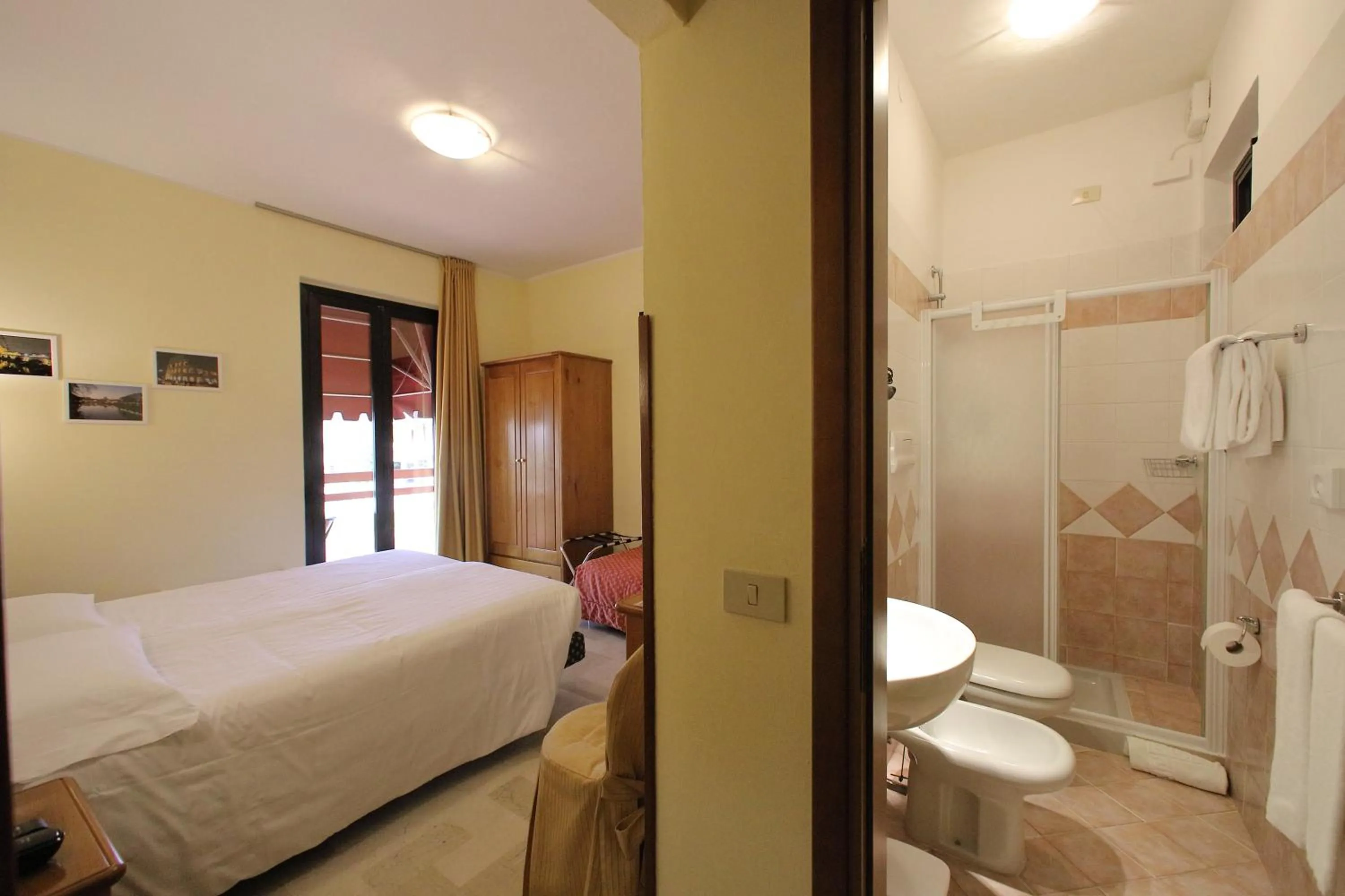 Double Room with Balcony (2 Adults + 1 Child) in Hotel Primavera