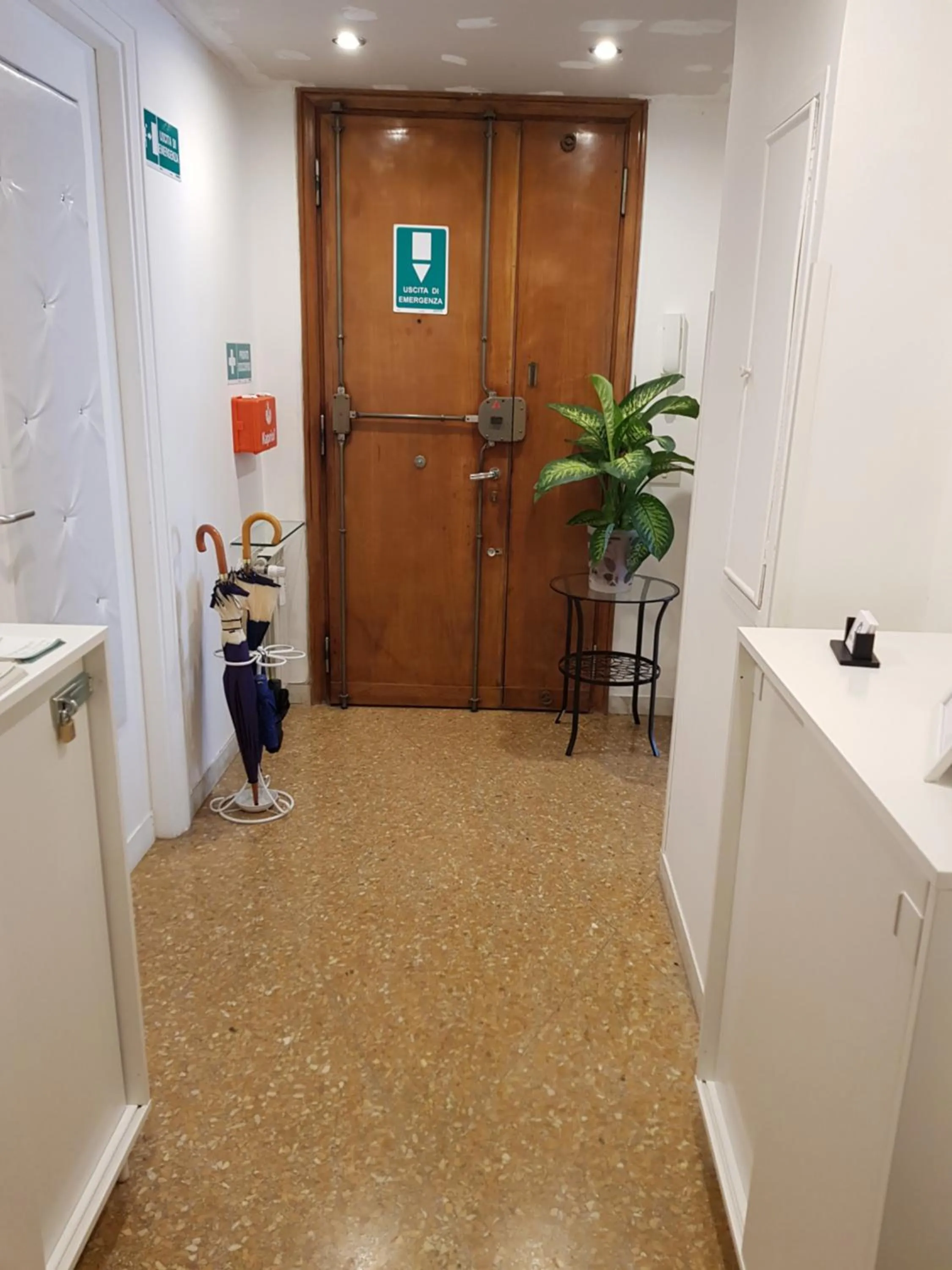 Decorative detail in Rose Antiche Vatican B&B