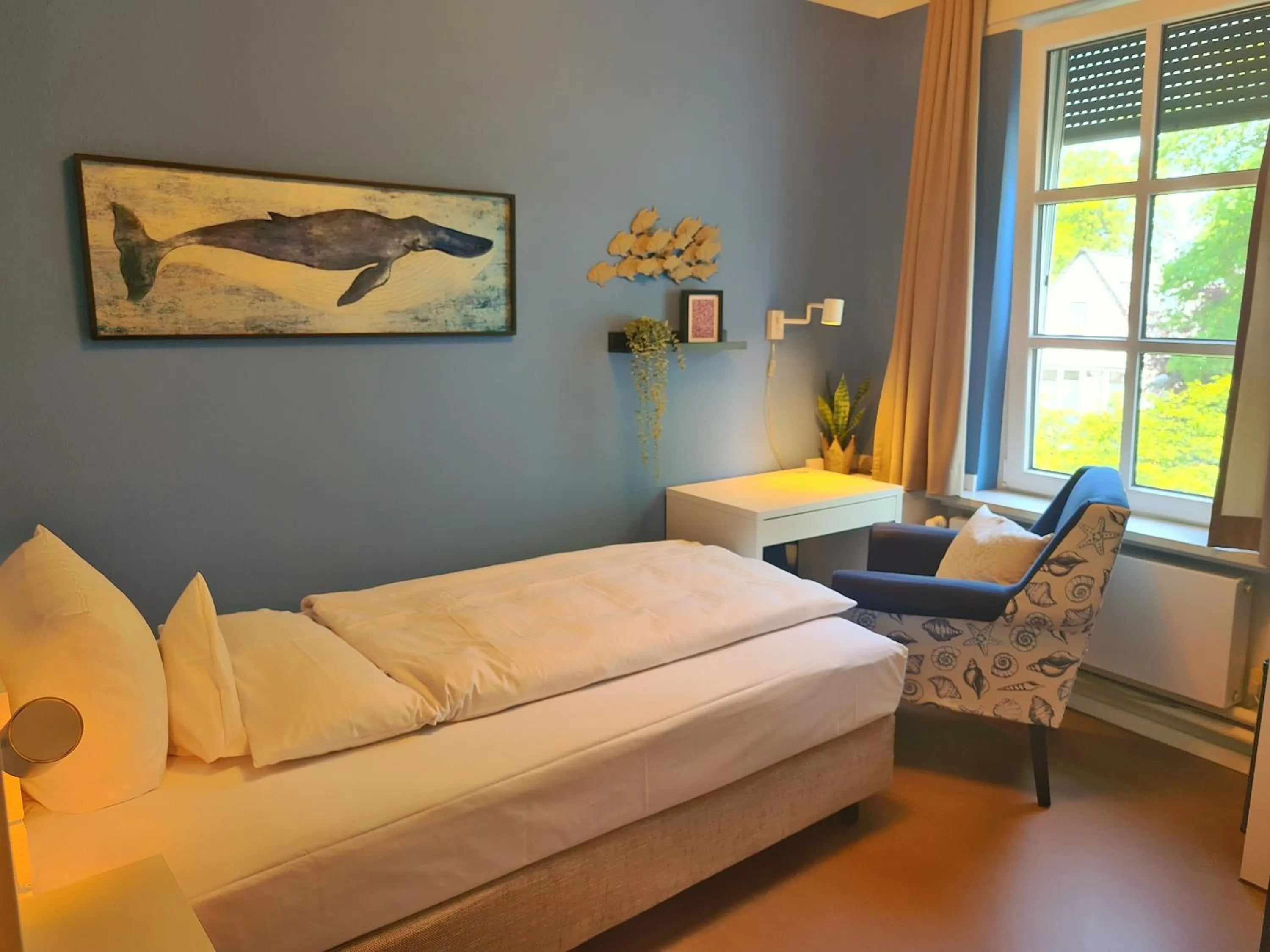 Photo of the whole room, Bed in Baurs Park