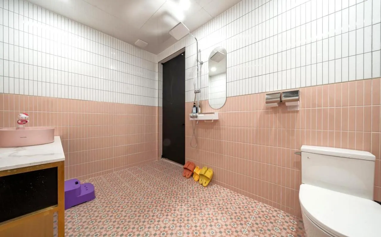 Shower in Jangyu Almond Kids Hotel