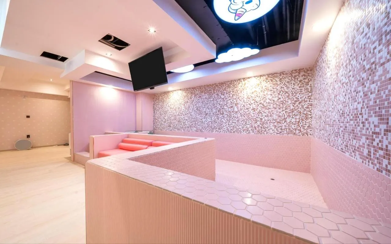 Swimming pool in Jangyu Almond Kids Hotel