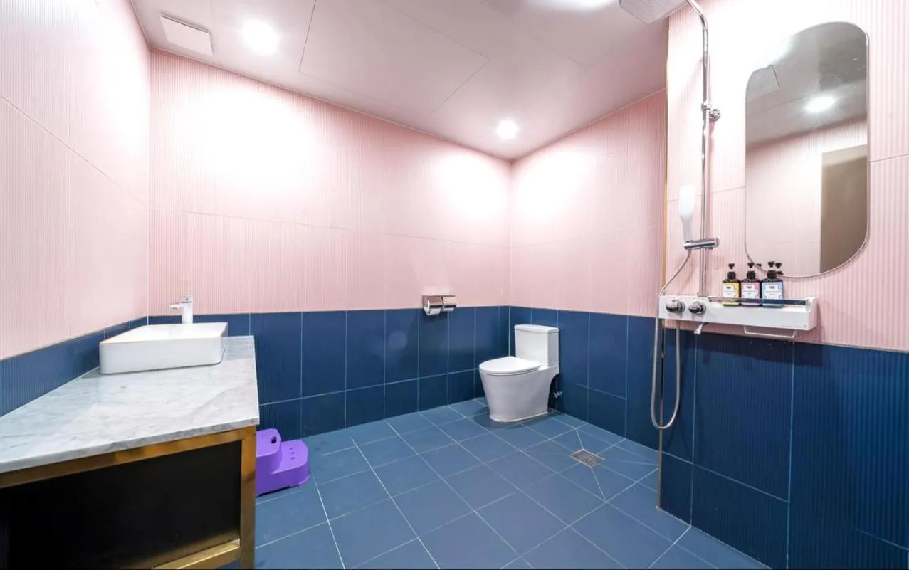 Shower in Jangyu Almond Kids Hotel