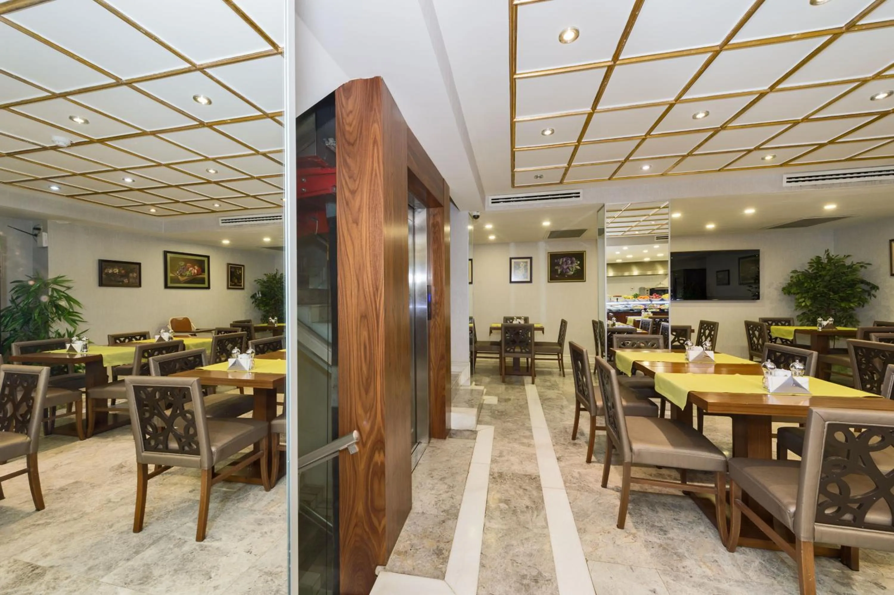 Restaurant/places to eat in Darkmen Hotel 2