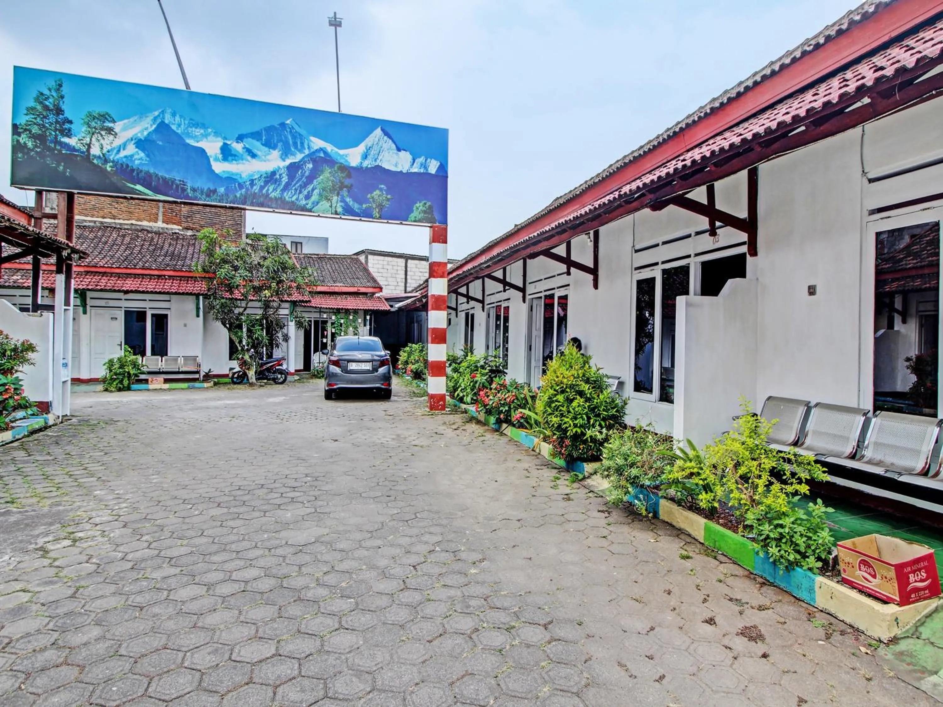 Facade/entrance in Hotel O 4 Saudara Hotel
