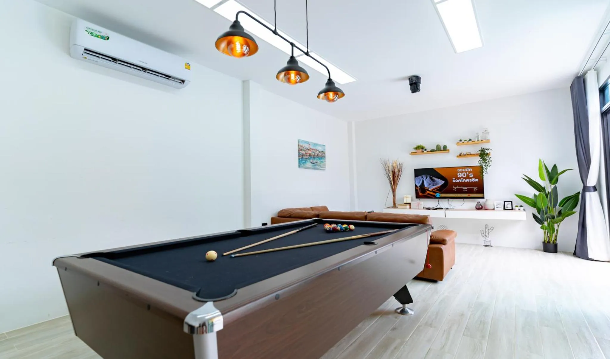 Communal lounge/ TV room in Villa Paramount 1