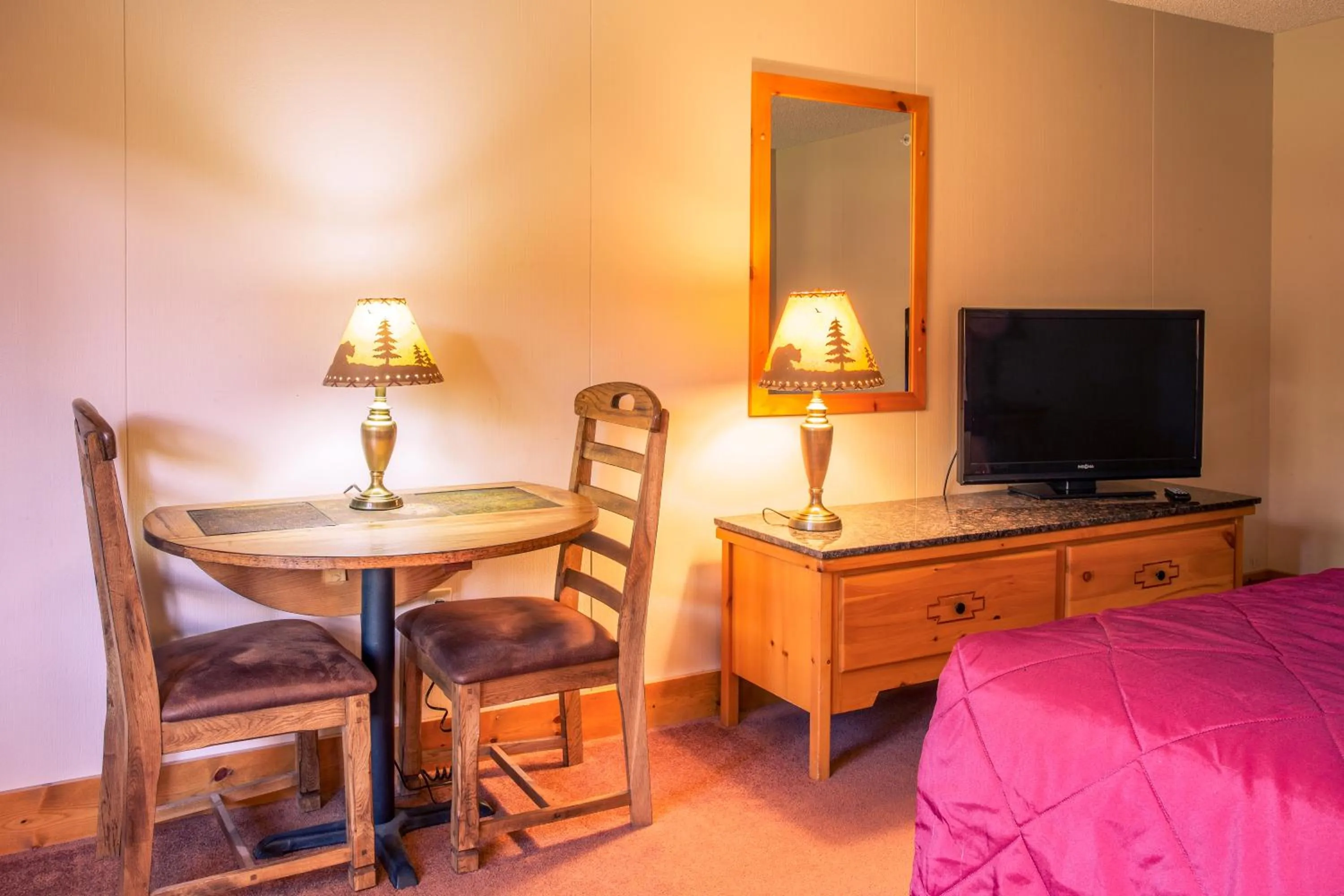 TV and multimedia, Bed in Lodge at Palmer Gulch