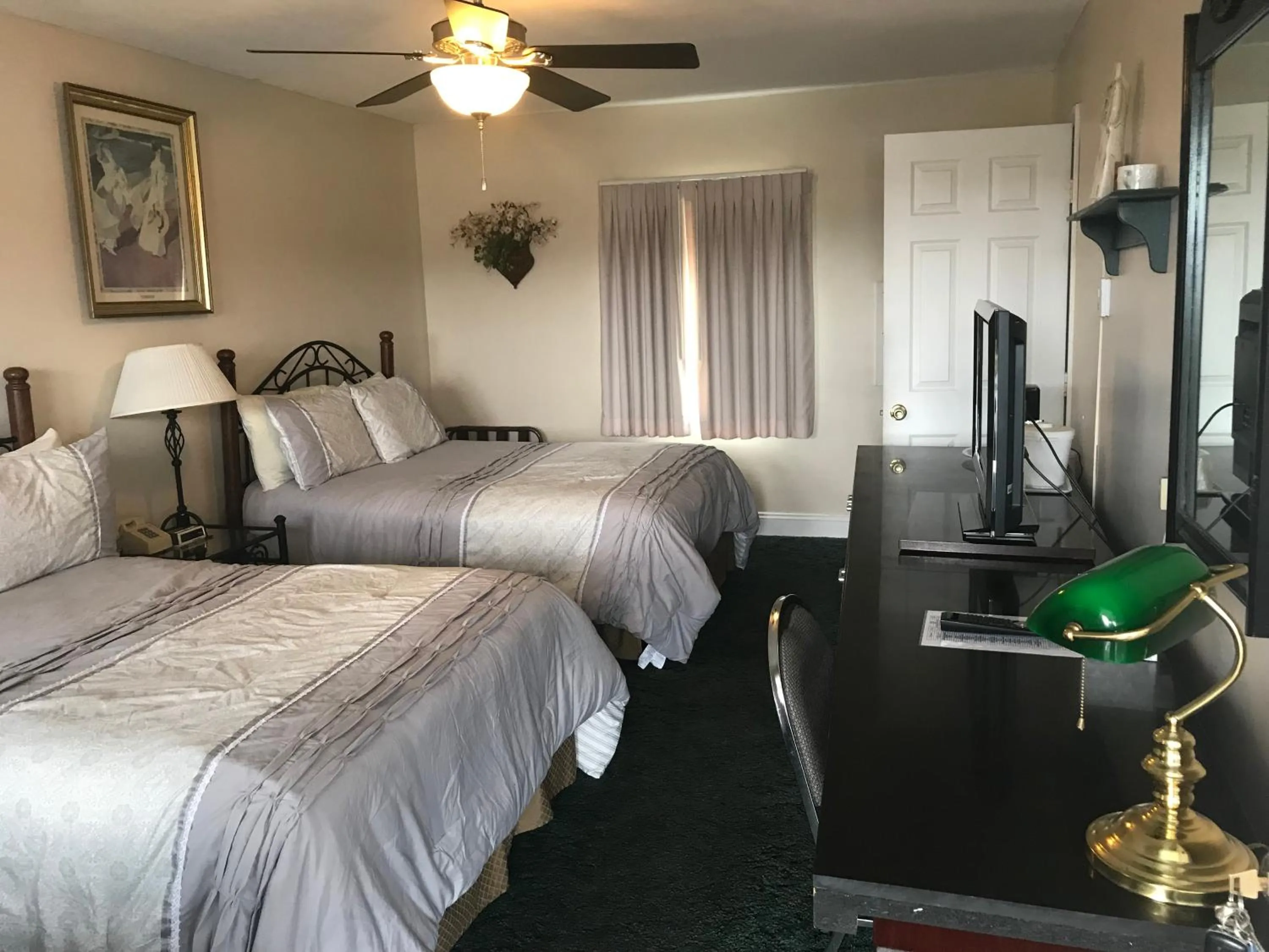 Bedroom, Bed in Longhouse Lodge Motel