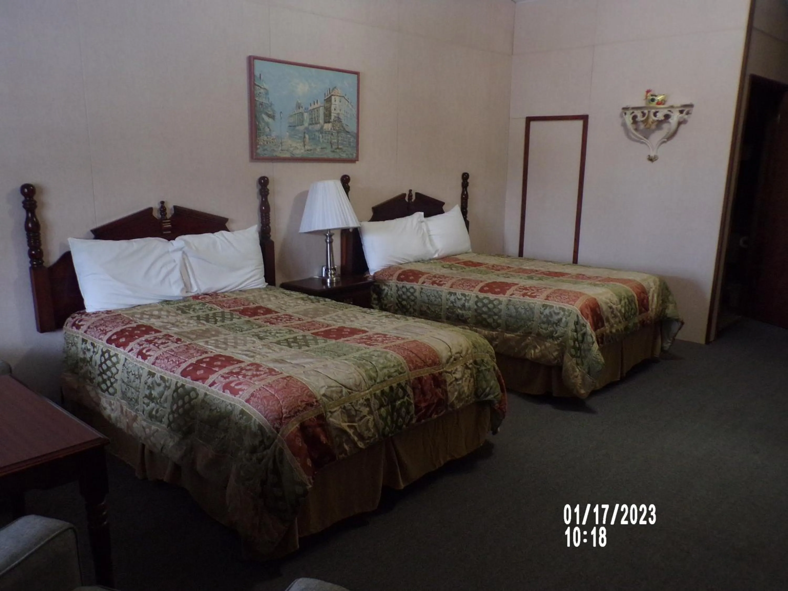 Bedroom, Bed in Longhouse Lodge Motel