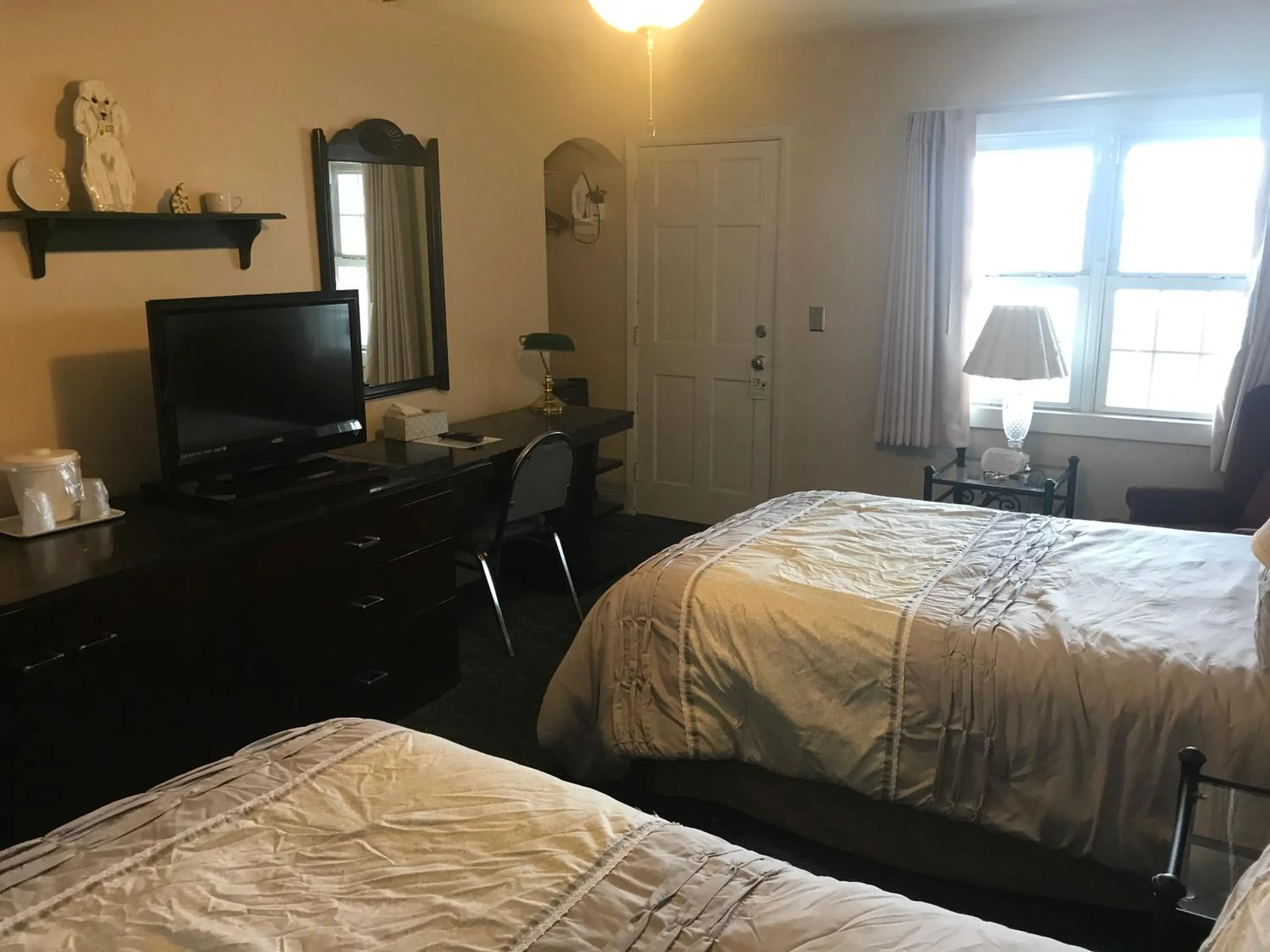 Bedroom, Bed in Longhouse Lodge Motel