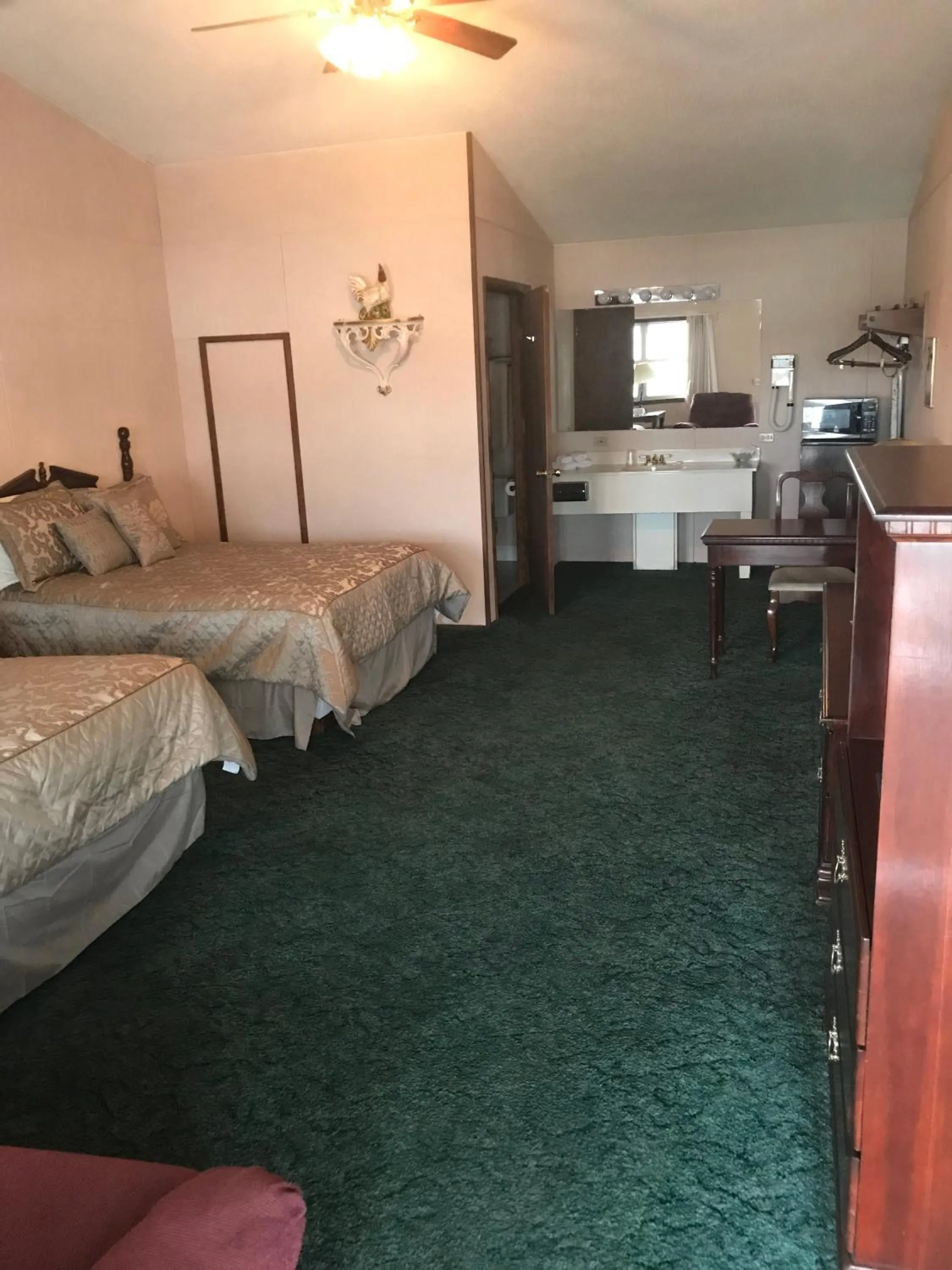 Bedroom, Bed in Longhouse Lodge Motel