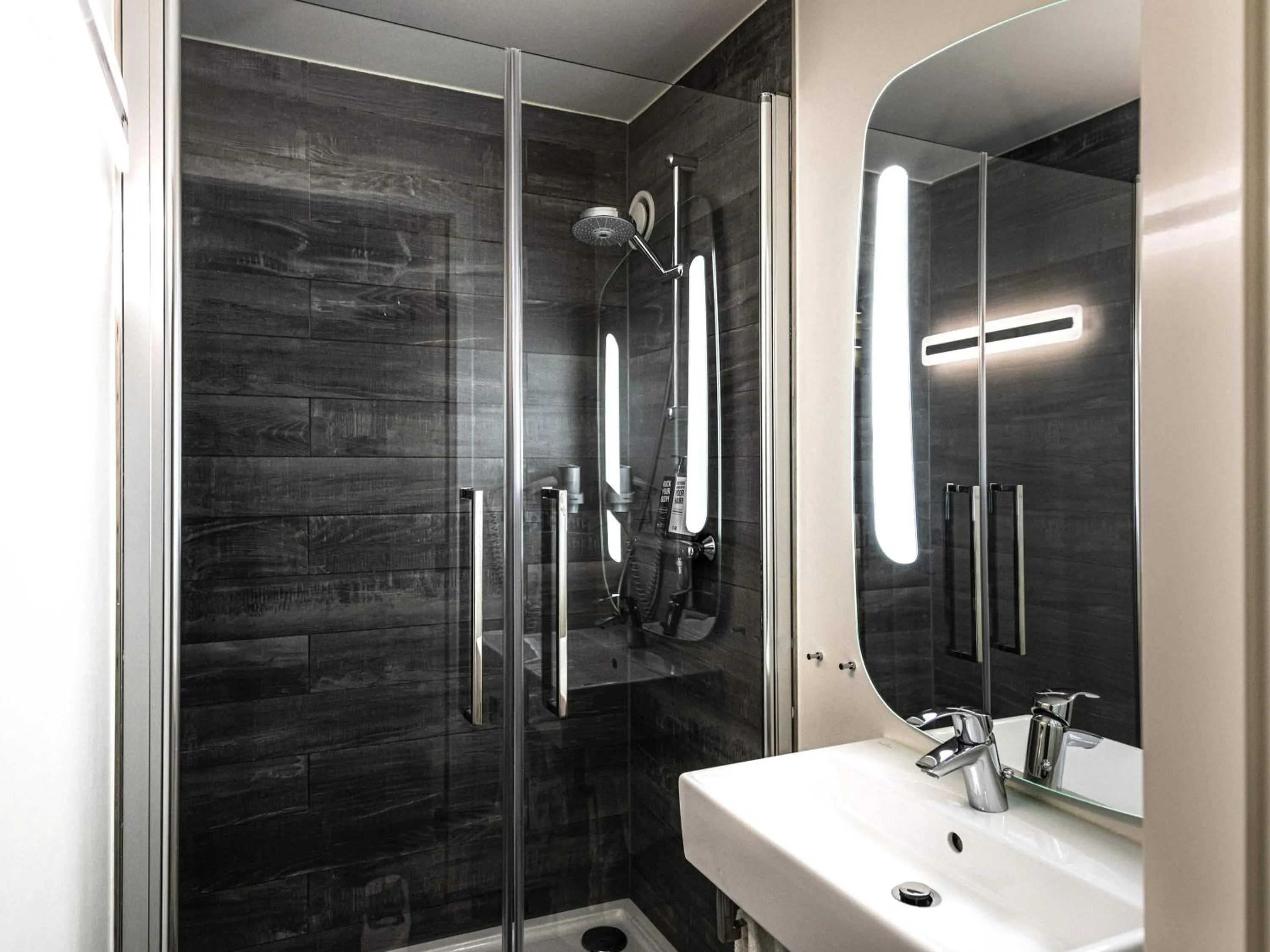 Bedroom in ibis Amsterdam Centre