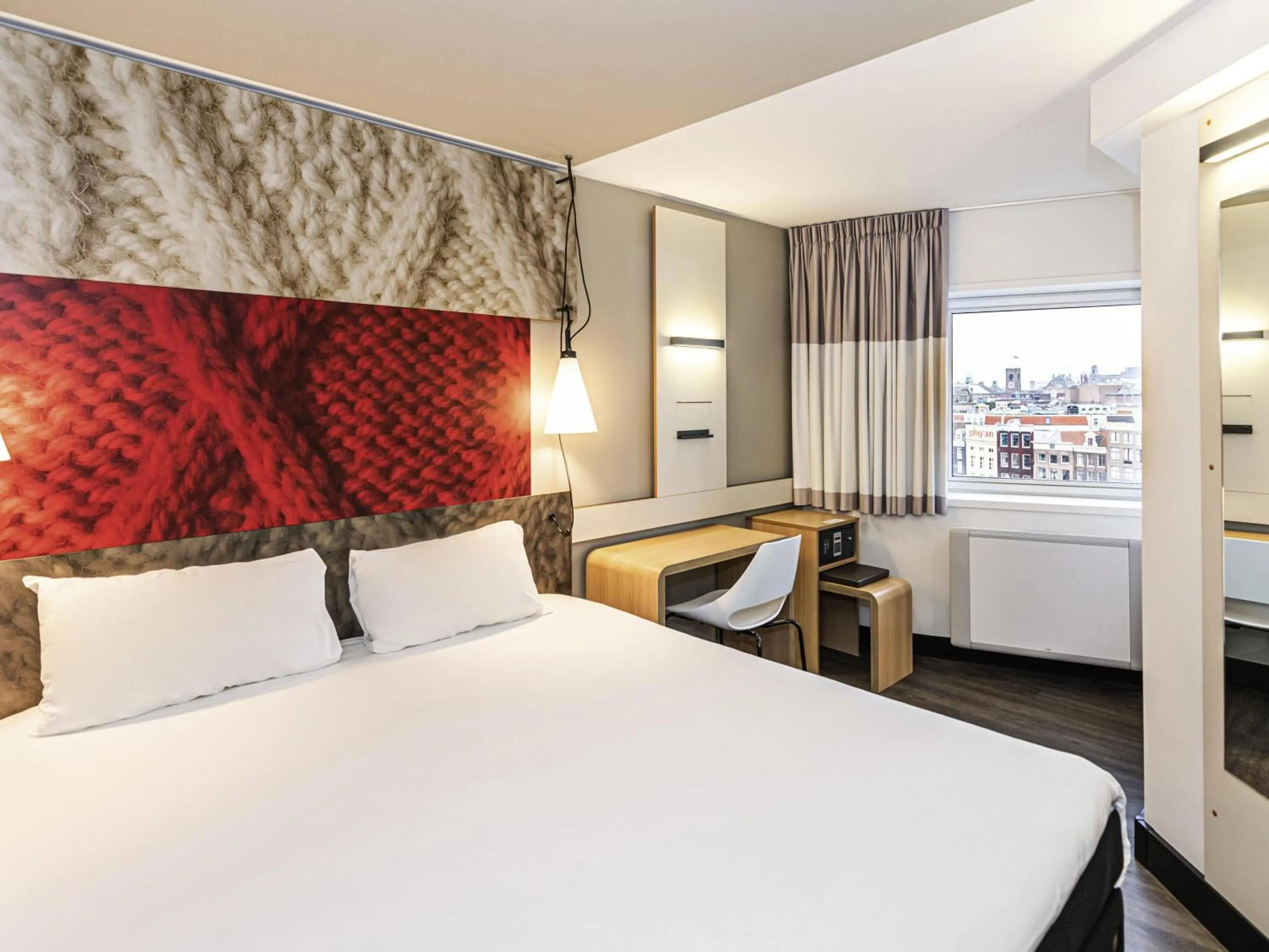 Bedroom, Bed in ibis Amsterdam Centre