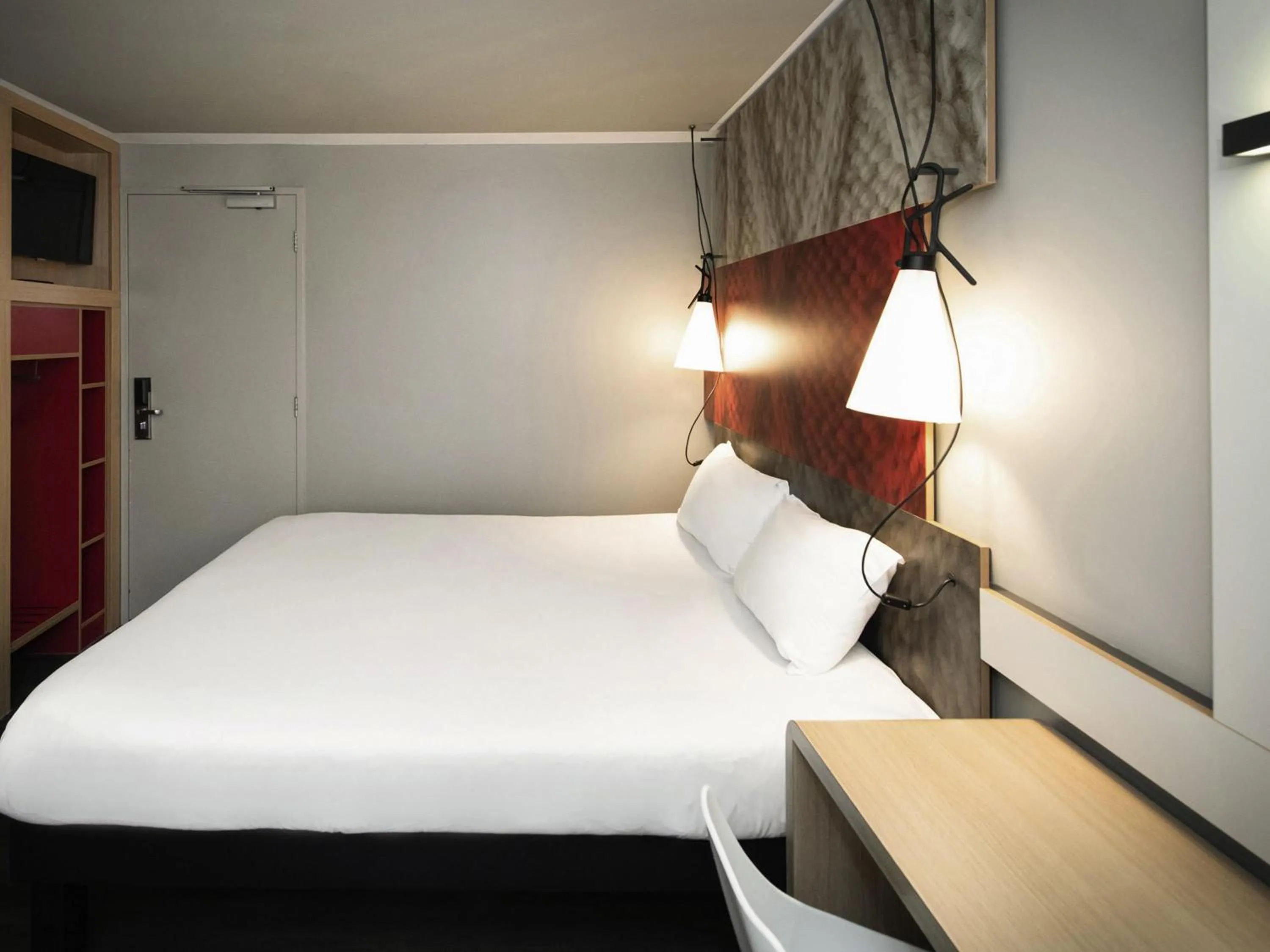 Bedroom, Bed in ibis Amsterdam Centre