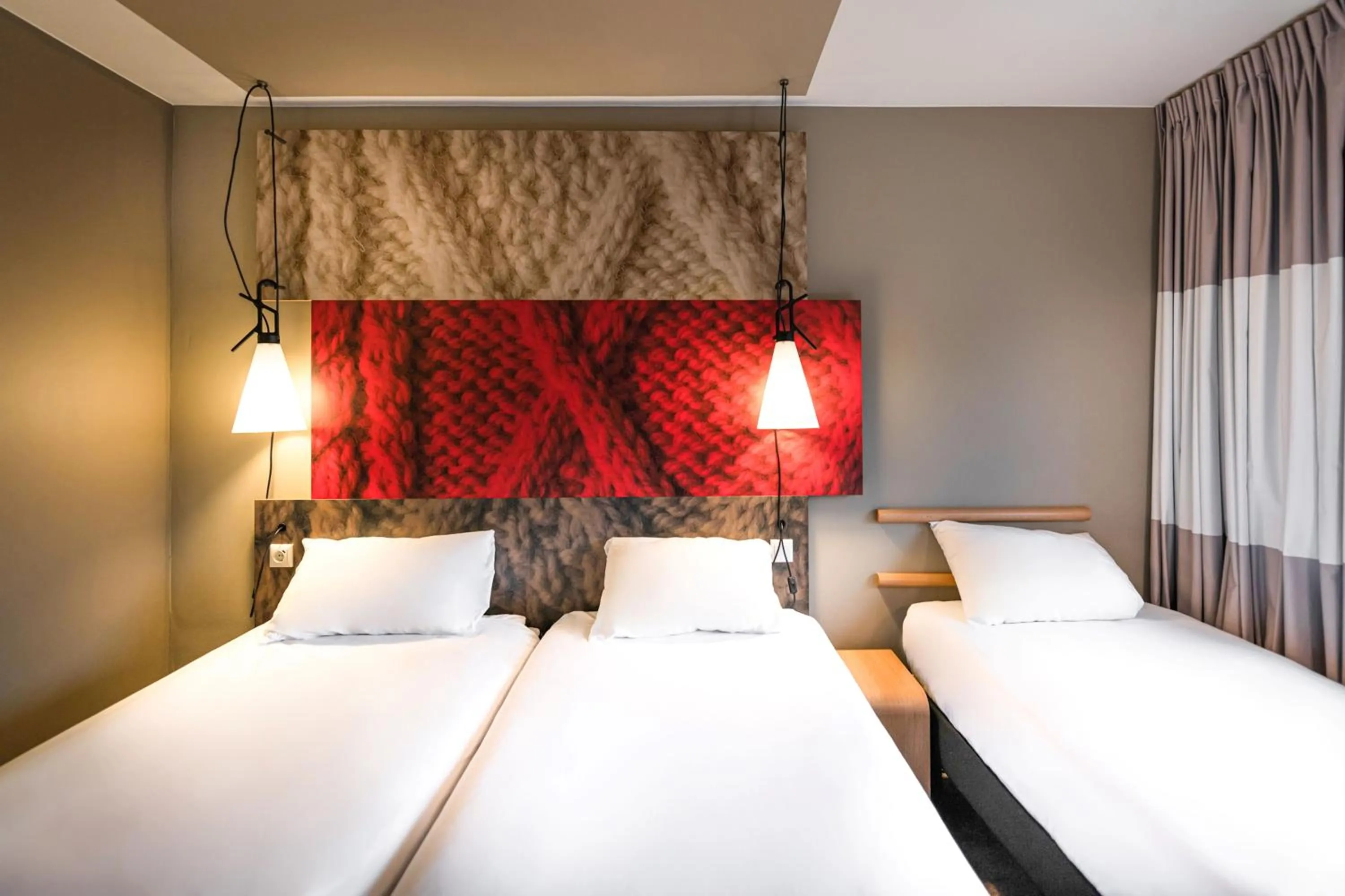 Bed in ibis Amsterdam Centre