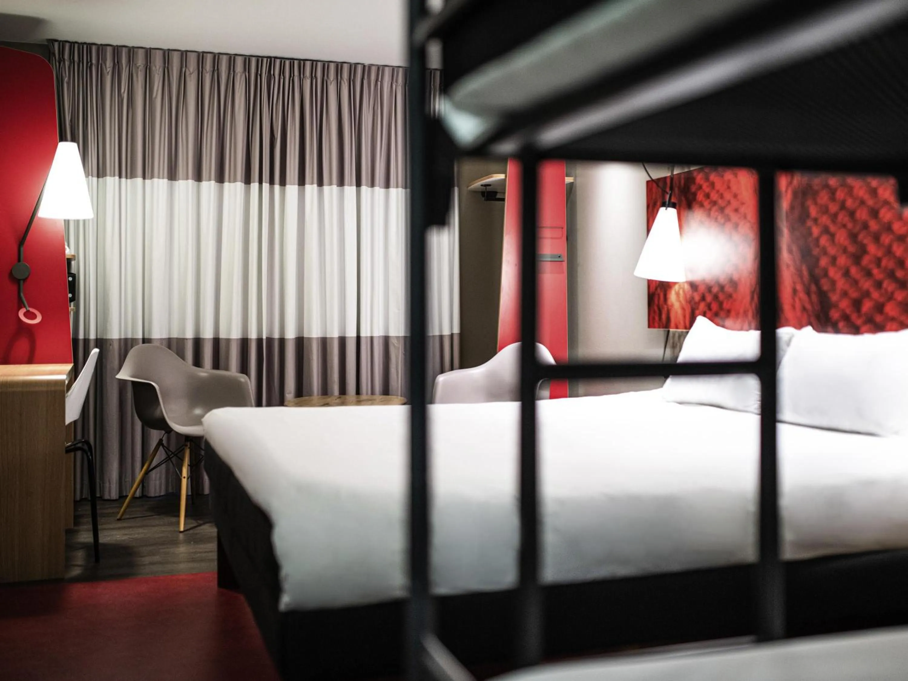 Bedroom, Bed in ibis Amsterdam Centre